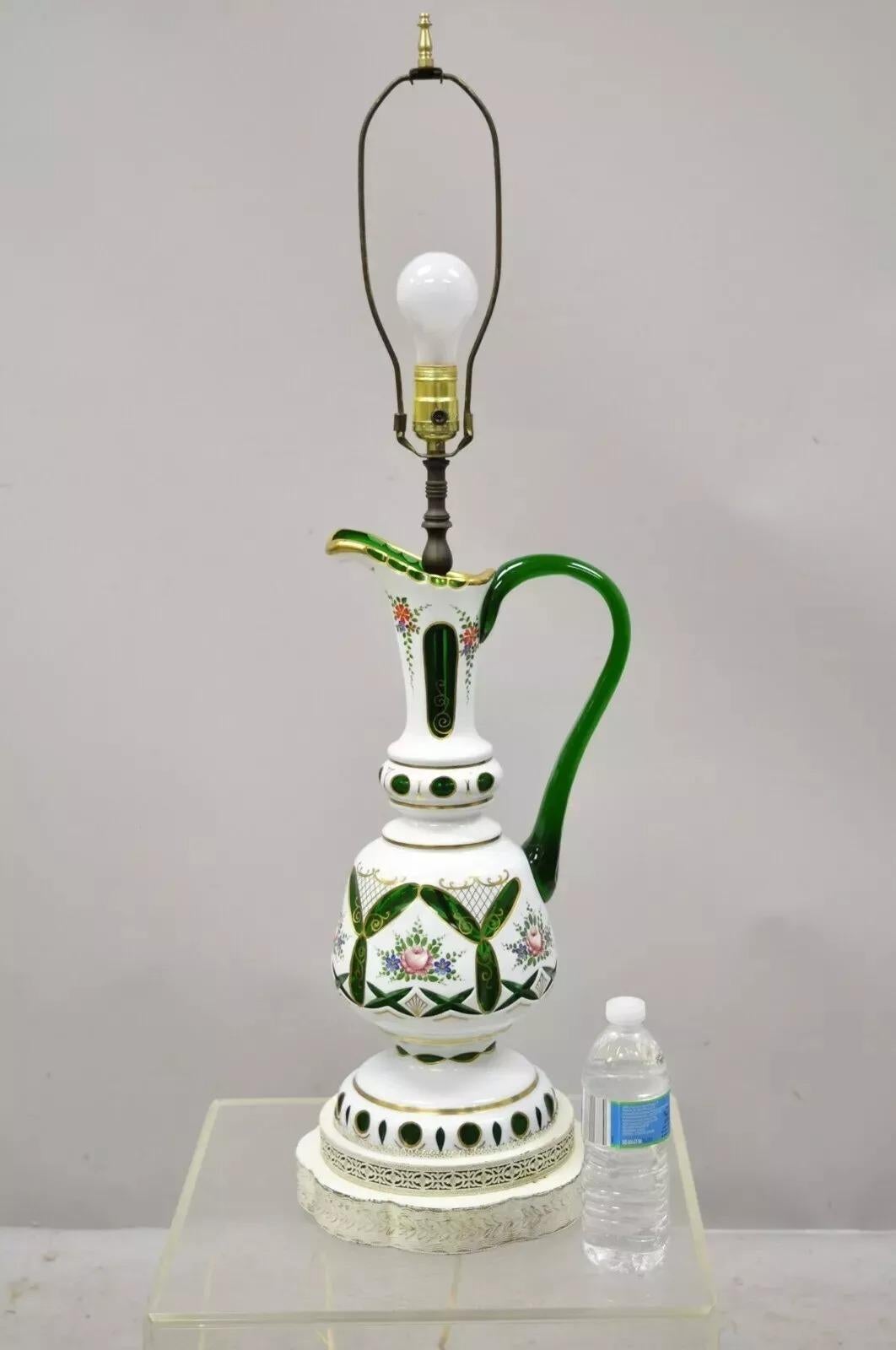 Ancienne lampe de bureau à aiguière en verre vert et blanc en forme d'urne de Bohème tchèque en vente 1