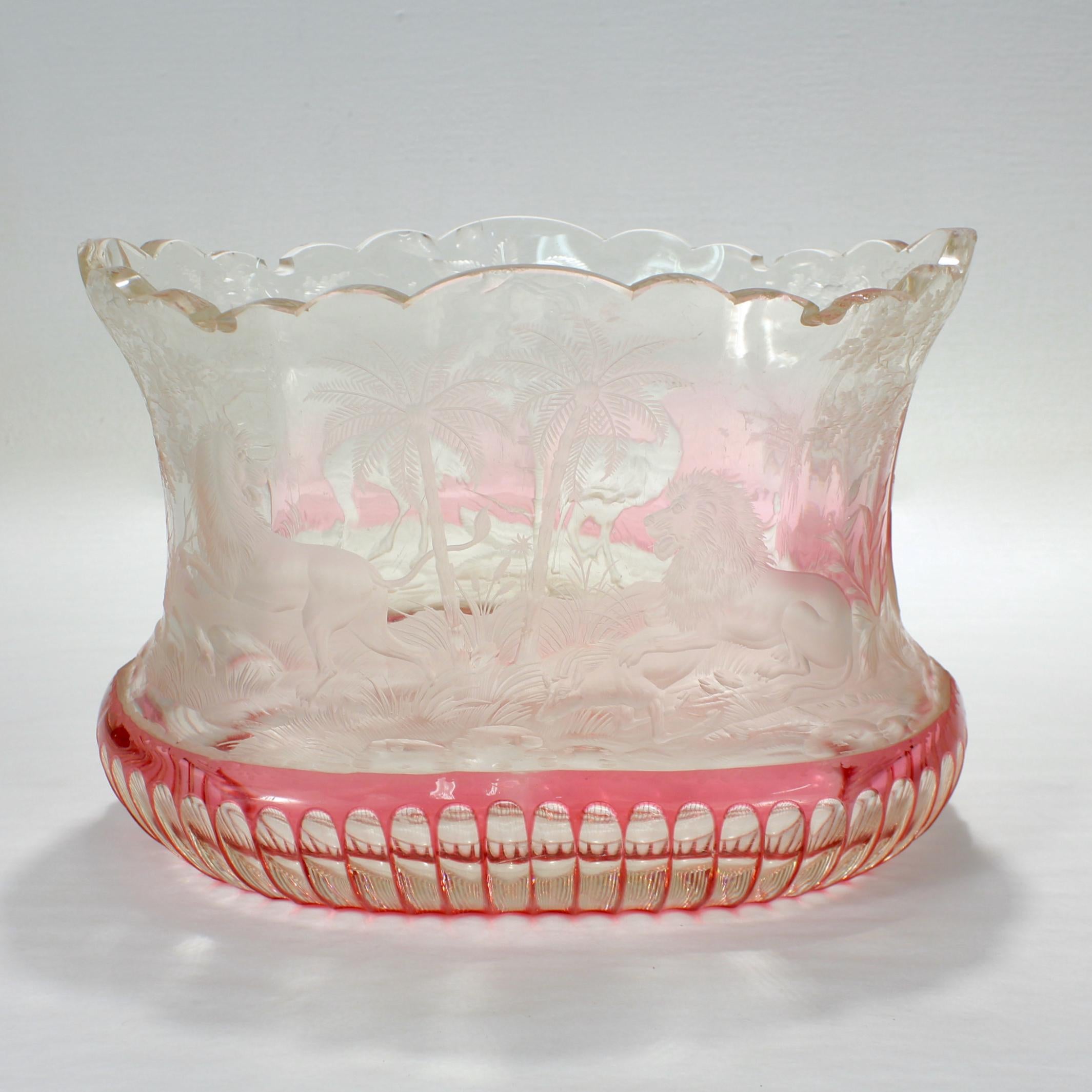 Bohème Antique vase bohème/zéchien taillé en canneberge clair avec scène de Savannah en vente
