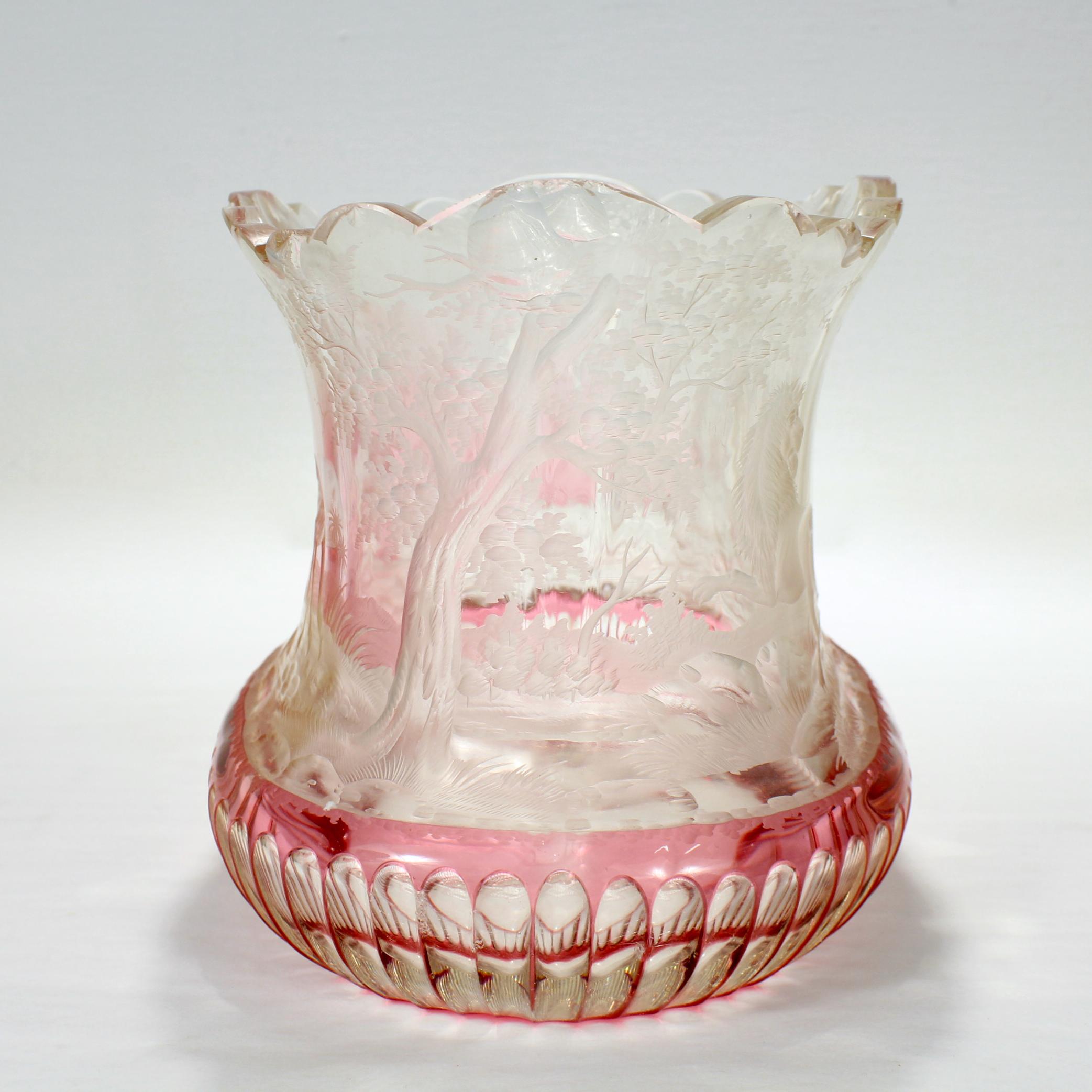 Antique vase bohème/zéchien taillé en canneberge clair avec scène de Savannah État moyen - En vente à Philadelphia, PA