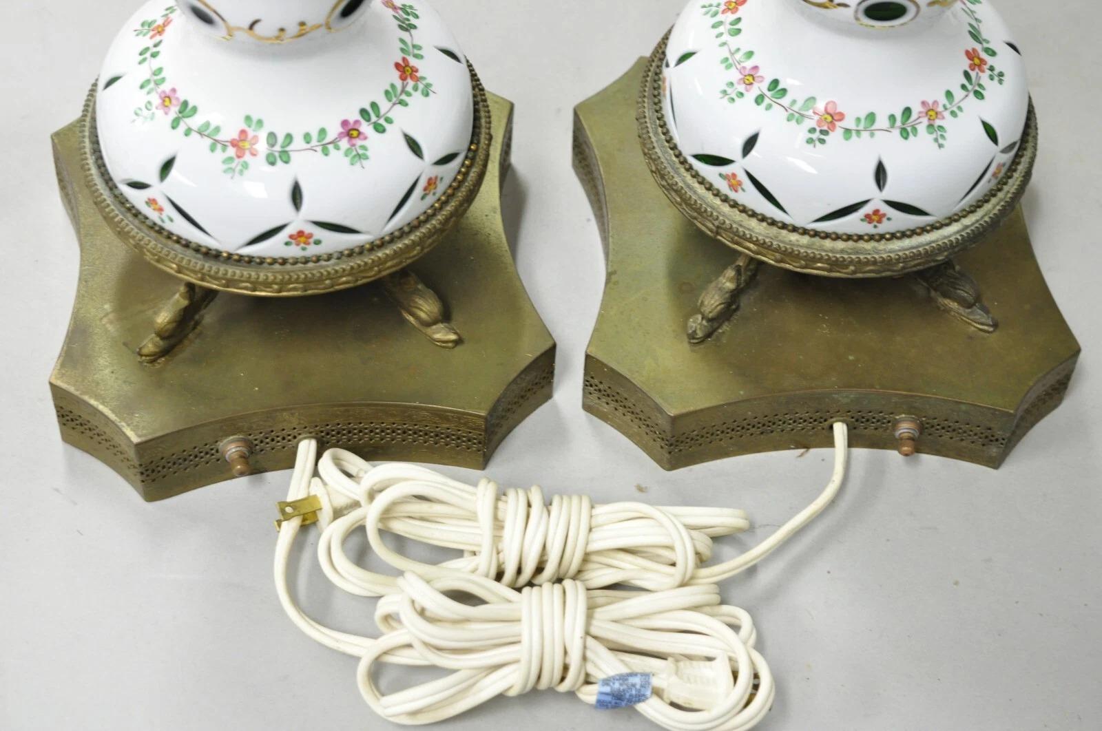 Paire de lampes de table antiques en verre tchèque taillé et transparent vert et blanc en vente 3