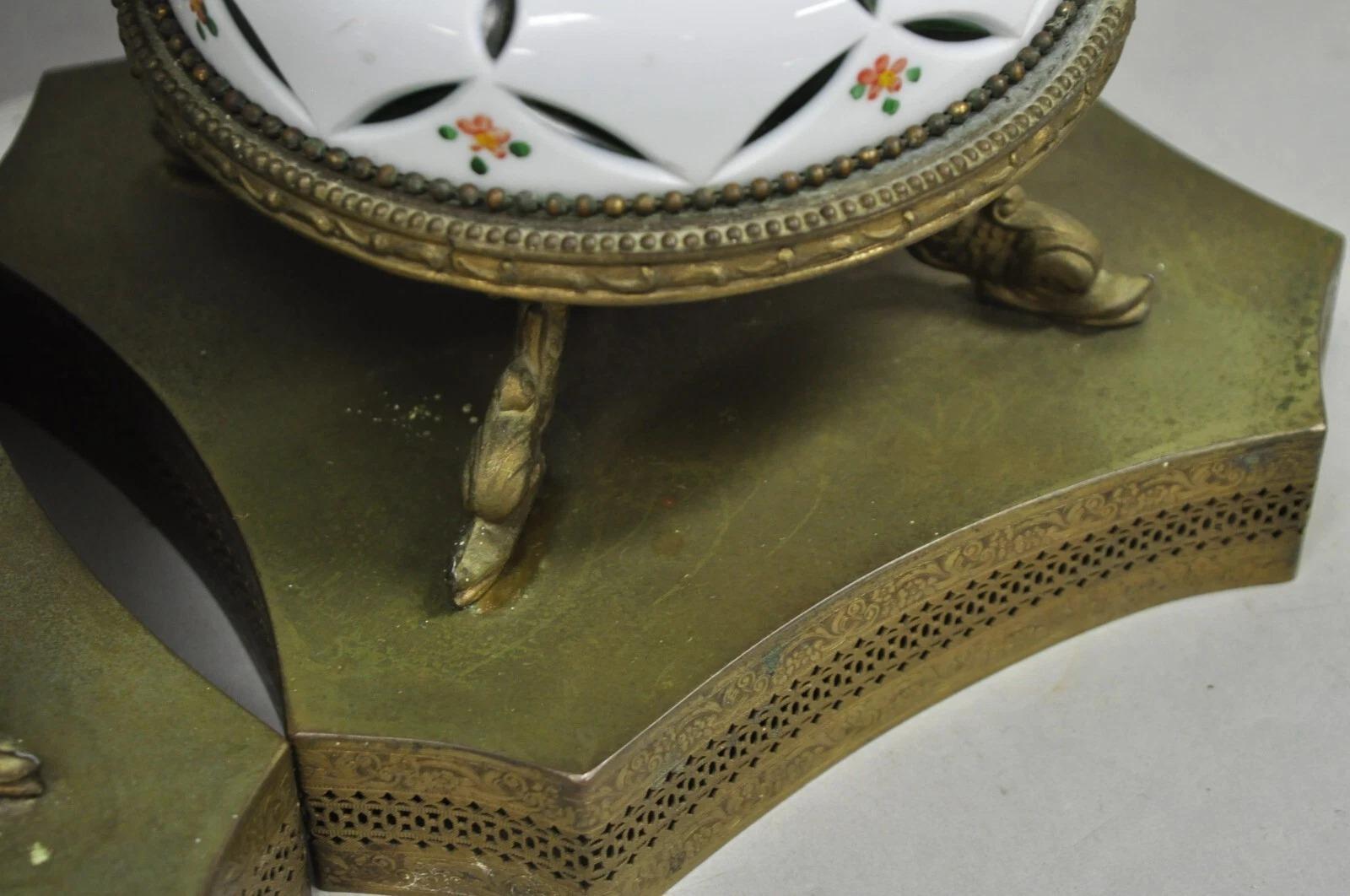 Paire de lampes de table antiques en verre tchèque taillé et transparent vert et blanc en vente 4