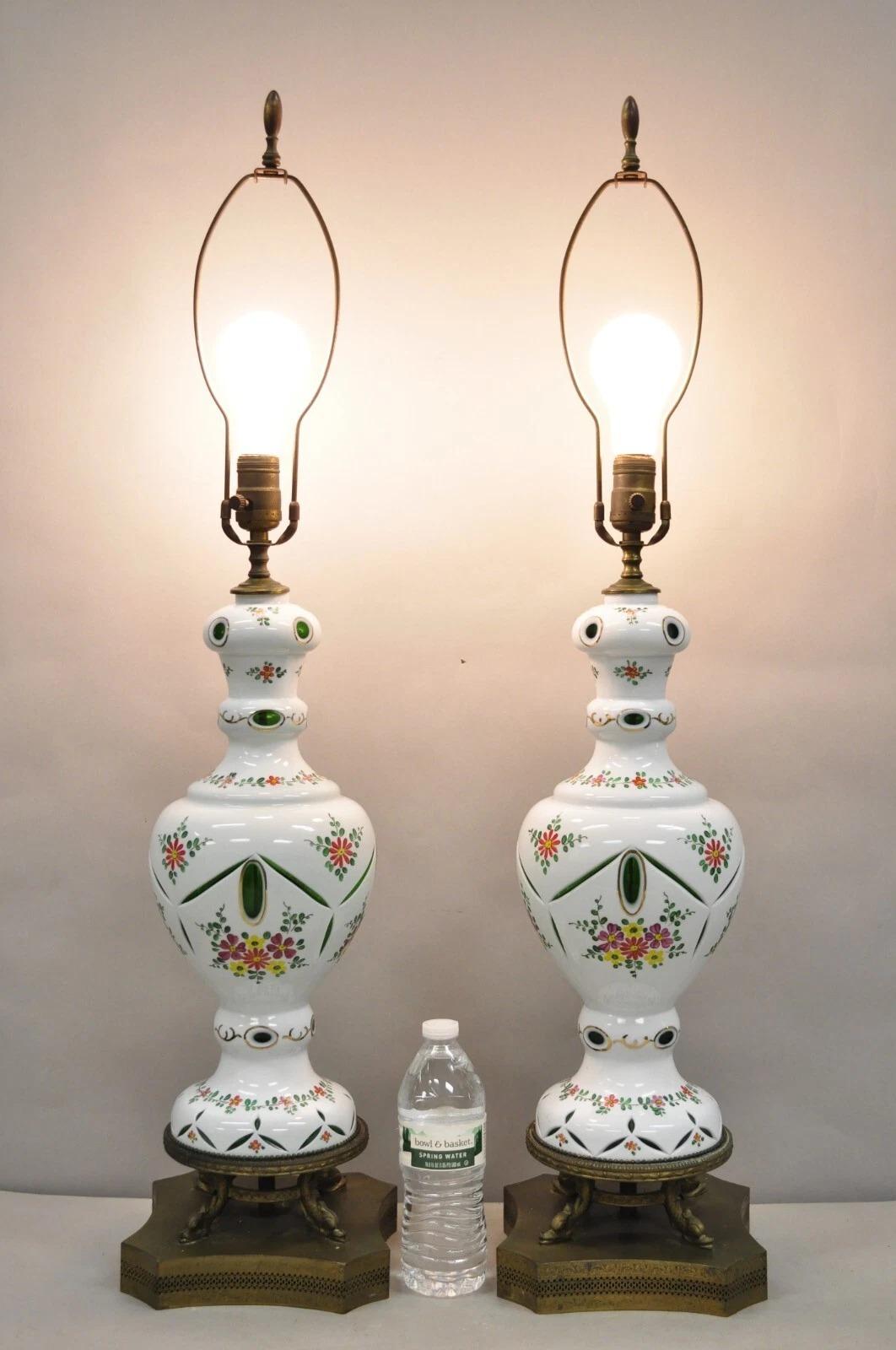 Ancienne paire de lampes de table en verre tchèque taillé et transparent vert et blanc. Circa Early 20th Century. Dimensions : 35,5
