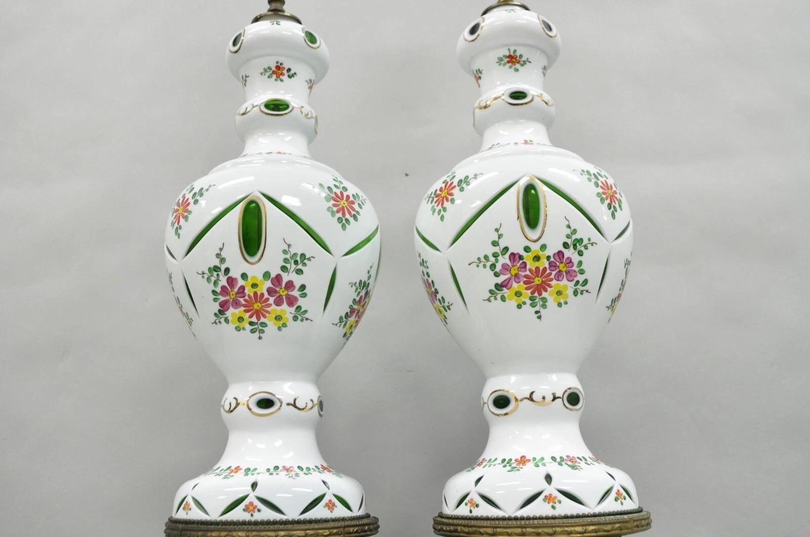 Victorien Paire de lampes de table antiques en verre tchèque taillé et transparent vert et blanc en vente