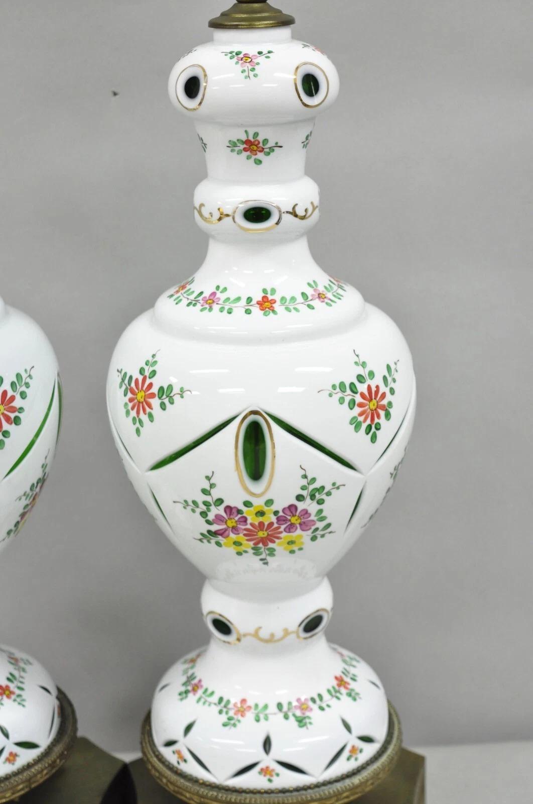 Inconnu Paire de lampes de table antiques en verre tchèque taillé et transparent vert et blanc en vente