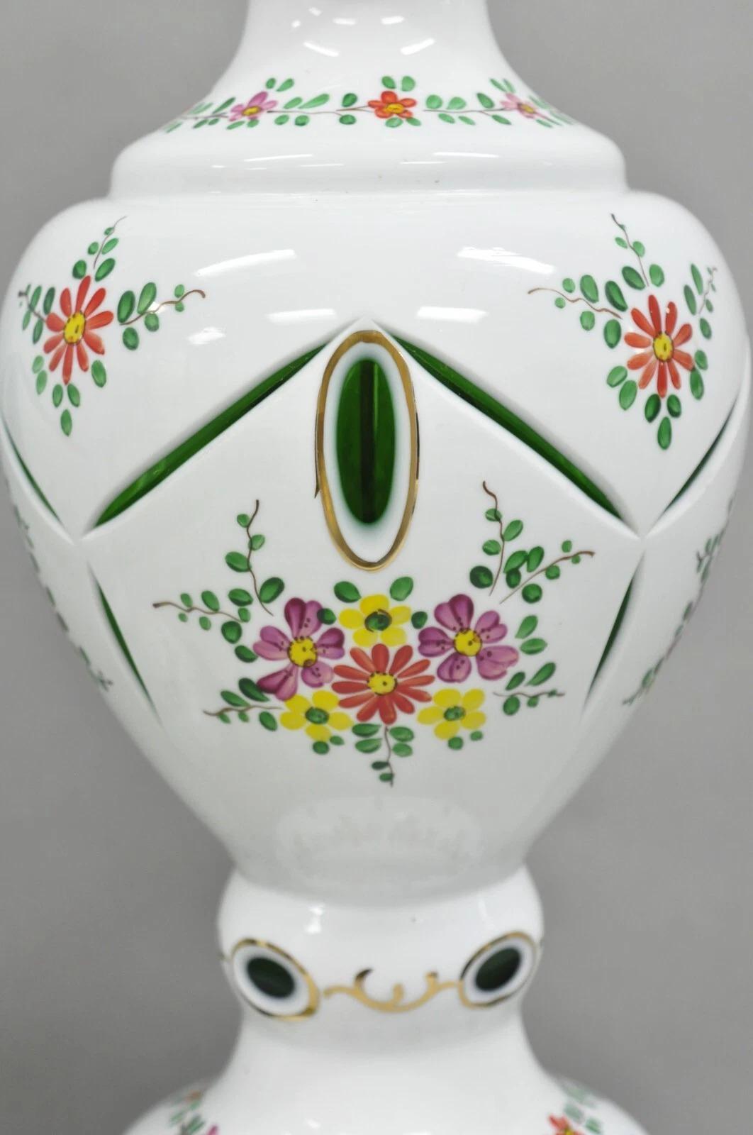 Paire de lampes de table antiques en verre tchèque taillé et transparent vert et blanc Bon état - En vente à Philadelphia, PA