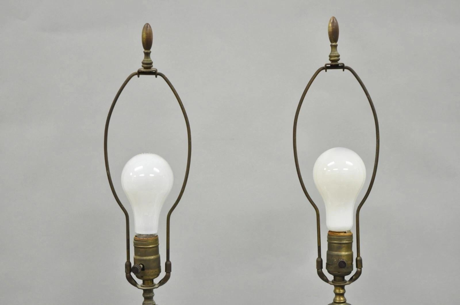 20ième siècle Paire de lampes de table antiques en verre tchèque taillé et transparent vert et blanc en vente