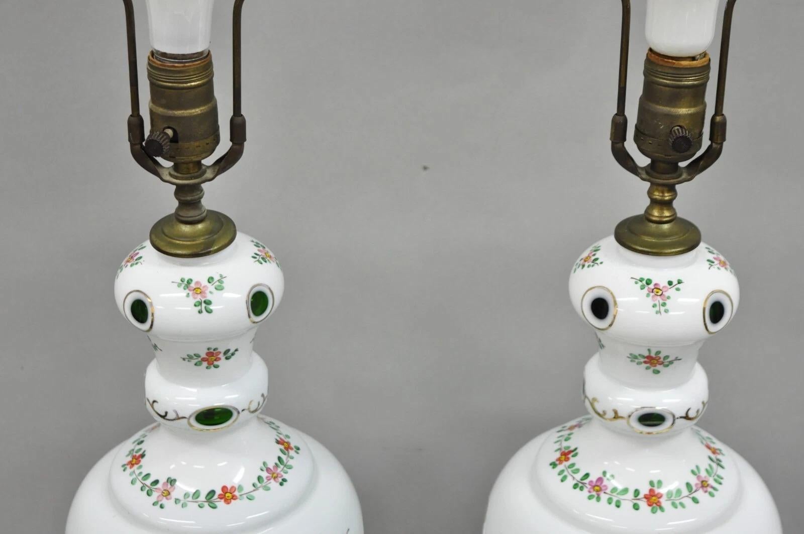 Verre Paire de lampes de table antiques en verre tchèque taillé et transparent vert et blanc en vente