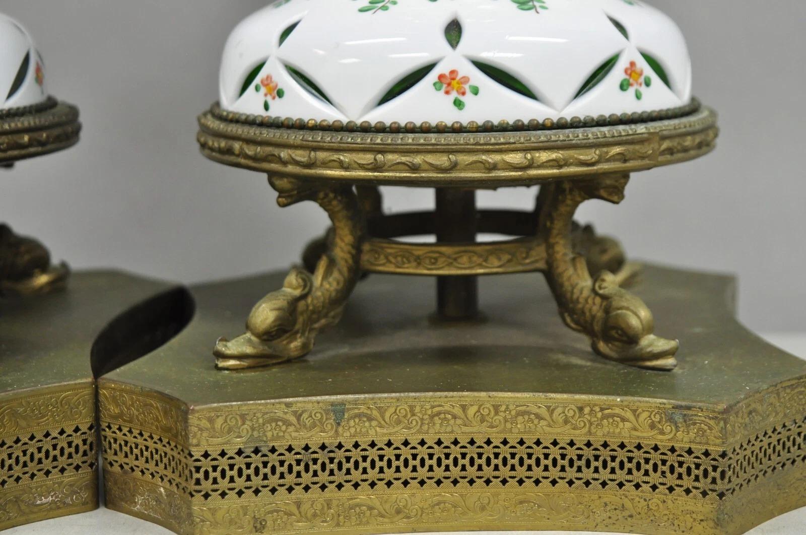 Paire de lampes de table antiques en verre tchèque taillé et transparent vert et blanc en vente 1