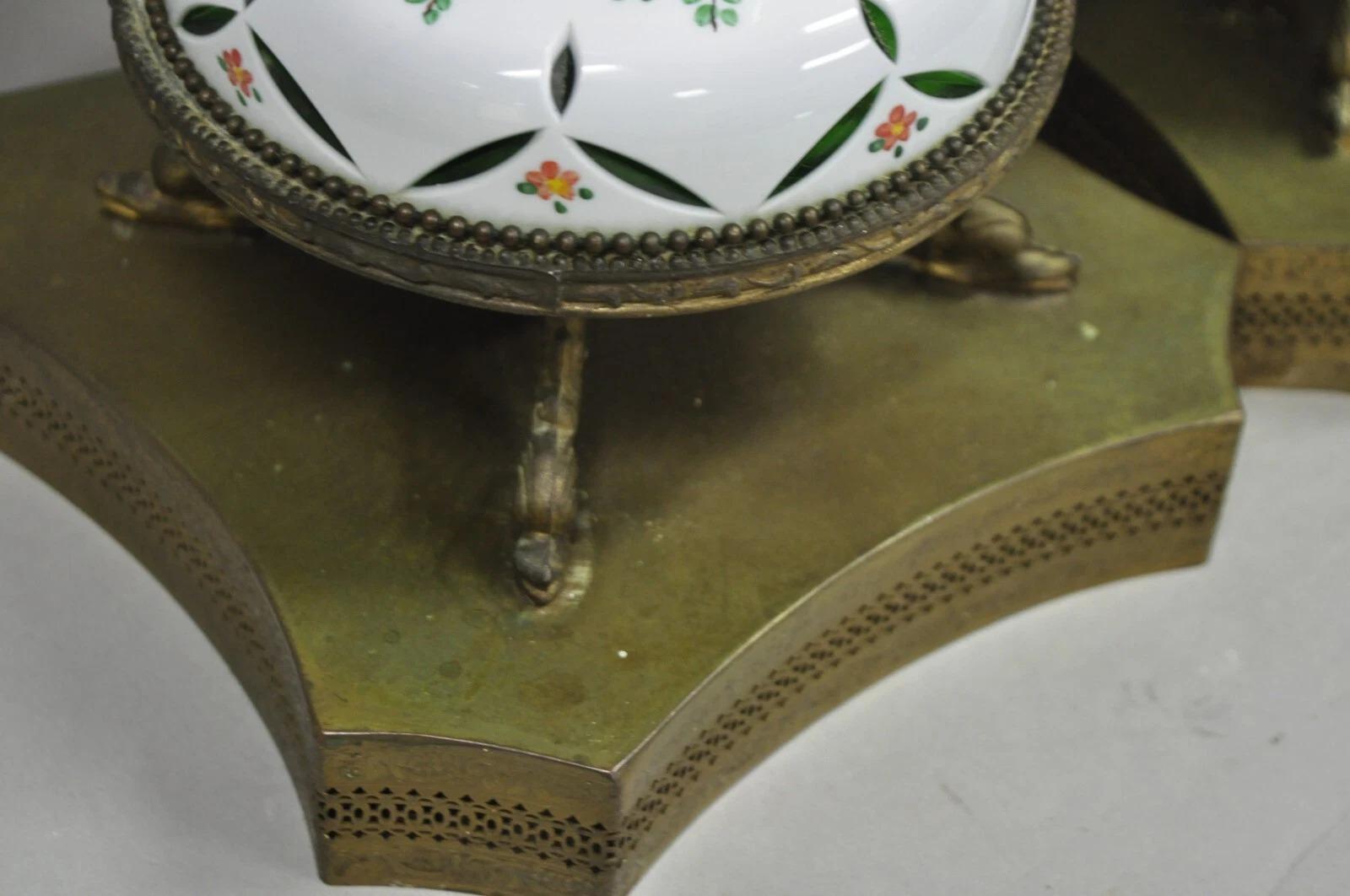 Paire de lampes de table antiques en verre tchèque taillé et transparent vert et blanc en vente 2