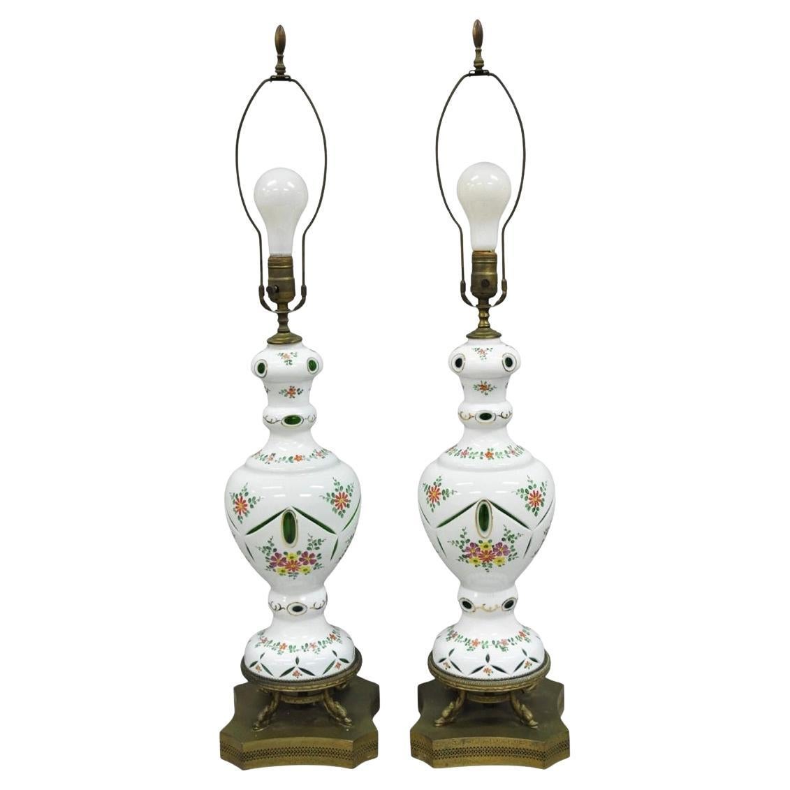 Paire de lampes de table antiques en verre tchèque taillé et transparent vert et blanc en vente