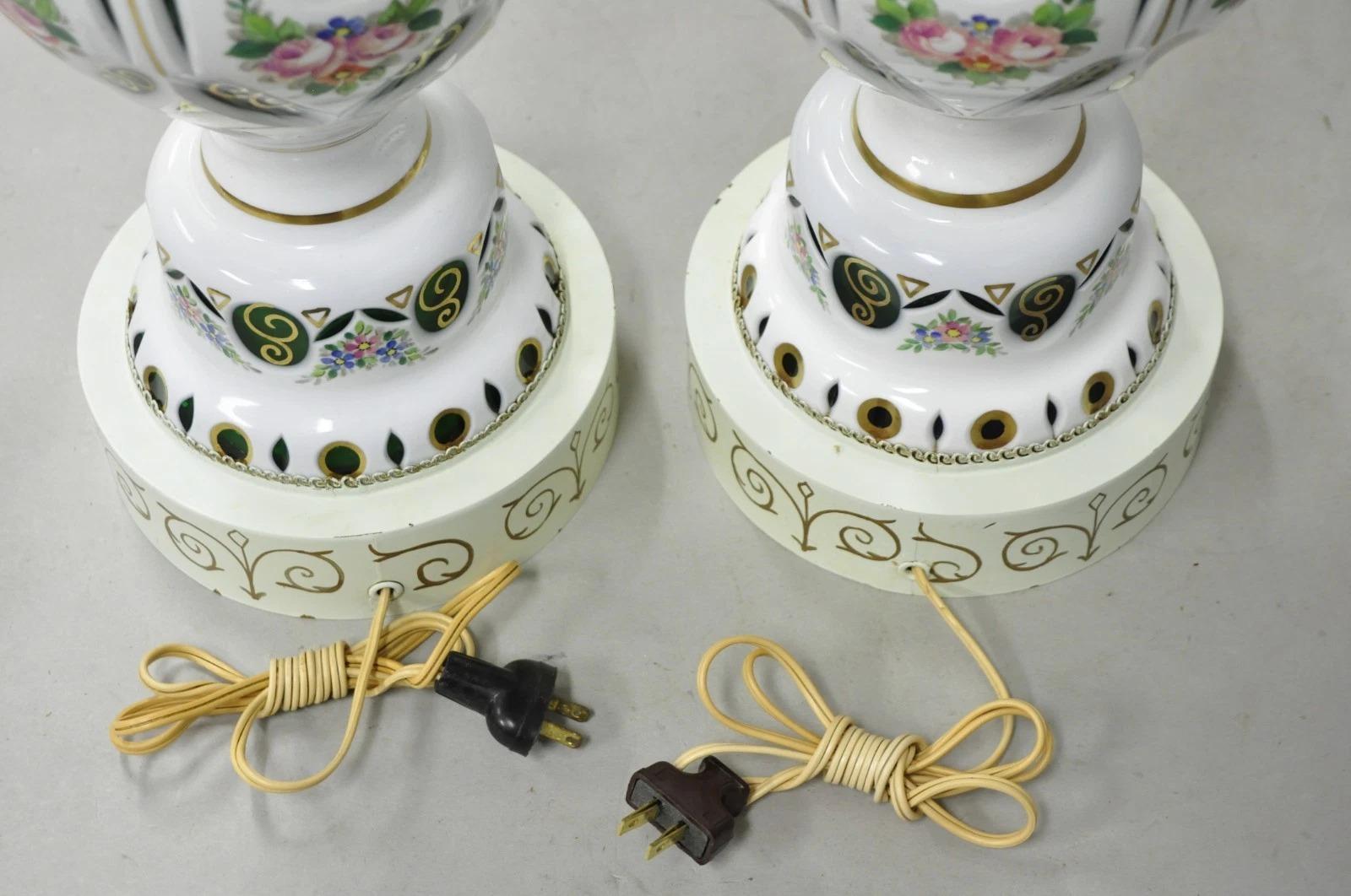 Antiche lampade da tavolo in vetro ceco di Boemia dipinte con fiori verdi e bianchi - una coppia in vendita 3