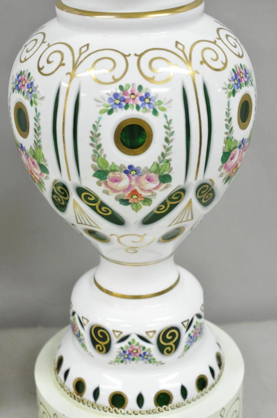 Antiche lampade da tavolo in vetro ceco di Boemia dipinte con fiori verdi e bianchi - una coppia in vendita 4