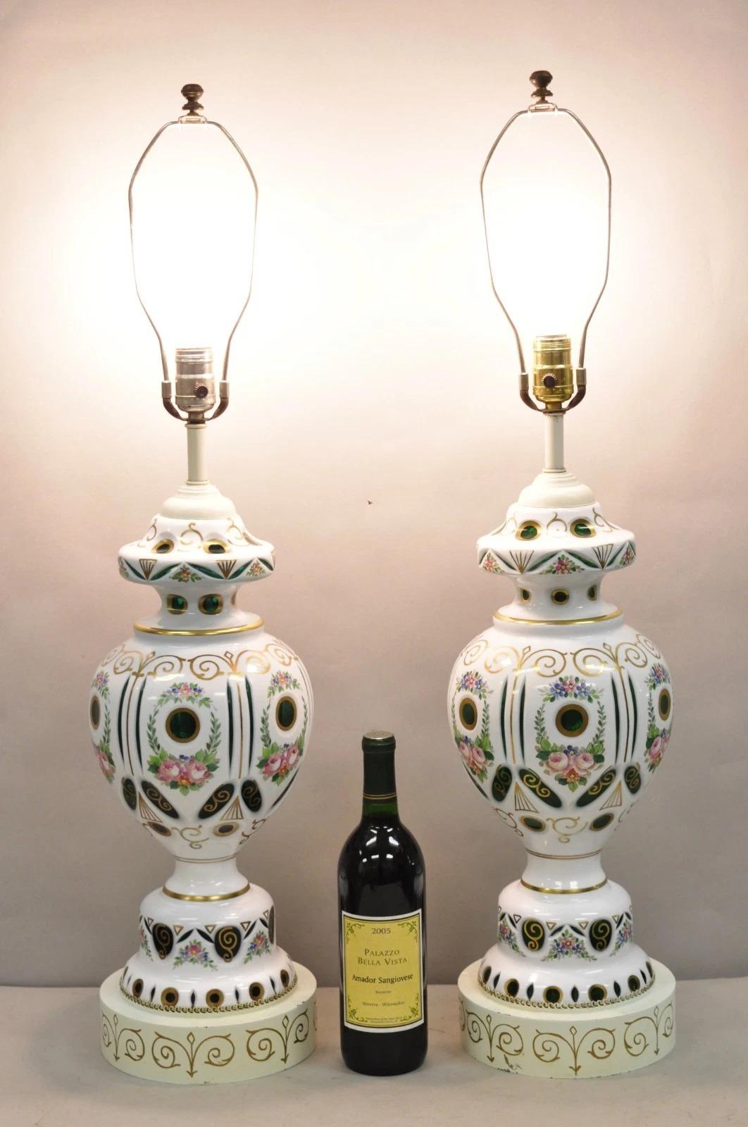 Antiche lampade da tavolo dipinte con fiori verdi e bianchi in vetro ceco di Boemia - una coppia. Circa all'inizio del XX secolo. Misure: 33