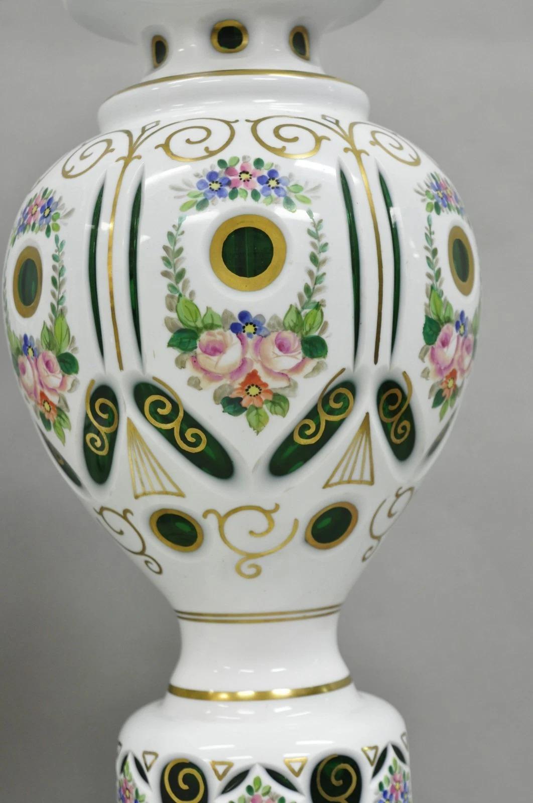 Sconosciuto Antiche lampade da tavolo in vetro ceco di Boemia dipinte con fiori verdi e bianchi - una coppia in vendita