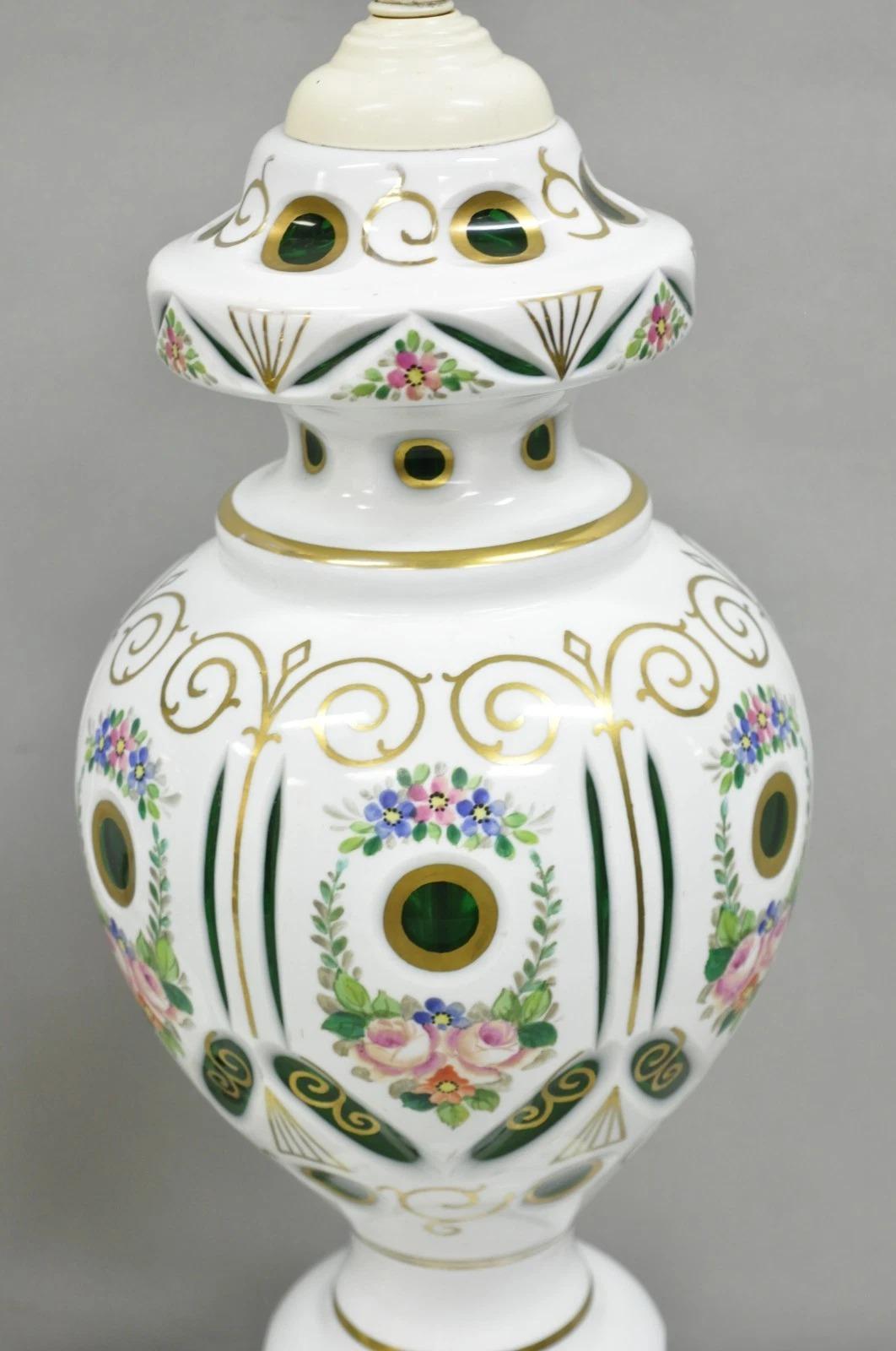 Antiche lampade da tavolo in vetro ceco di Boemia dipinte con fiori verdi e bianchi - una coppia In condizioni buone in vendita a Philadelphia, PA