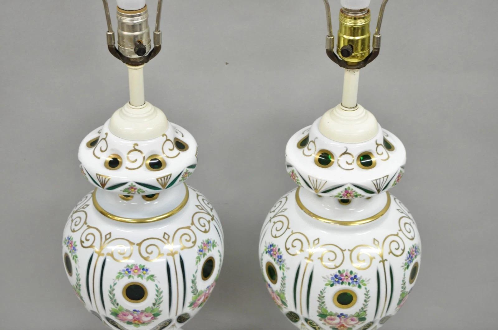XX secolo Antiche lampade da tavolo in vetro ceco di Boemia dipinte con fiori verdi e bianchi - una coppia in vendita