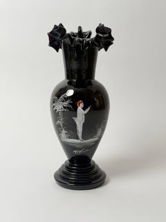 Jarrón antiguo de cristal de Bohemia en color rubí intenso con una romántica pintura esmaltada en blanco, hacia 1900