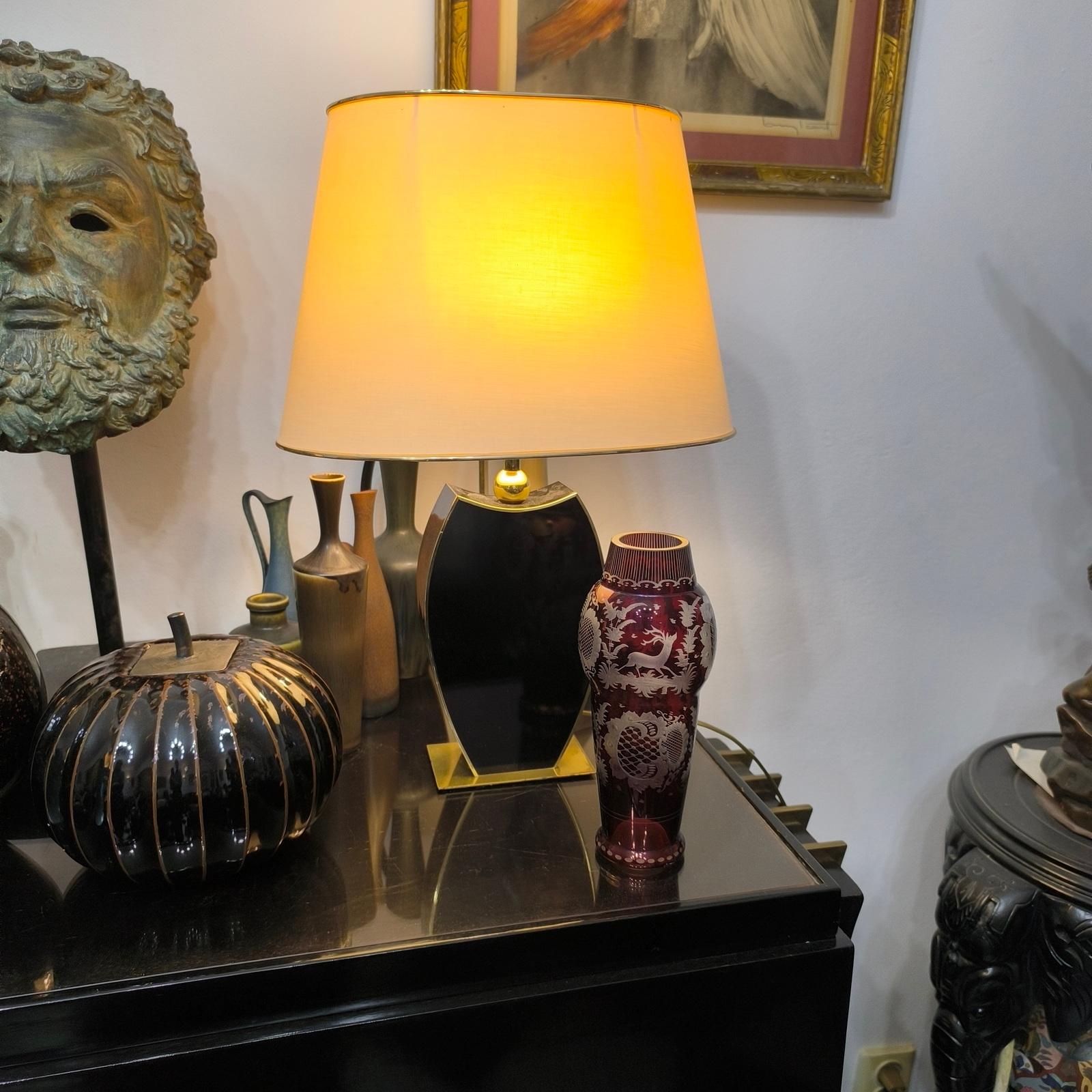 Ce vase en cristal de Bohême a été fabriqué à la fin du XIXe siècle par la manufacture Fredrich Egermann. Le vase rouge-bordeaux présente des scènes de chasse finement gravées d'un cerf et d'un château, ainsi que des motifs de feuillage de style