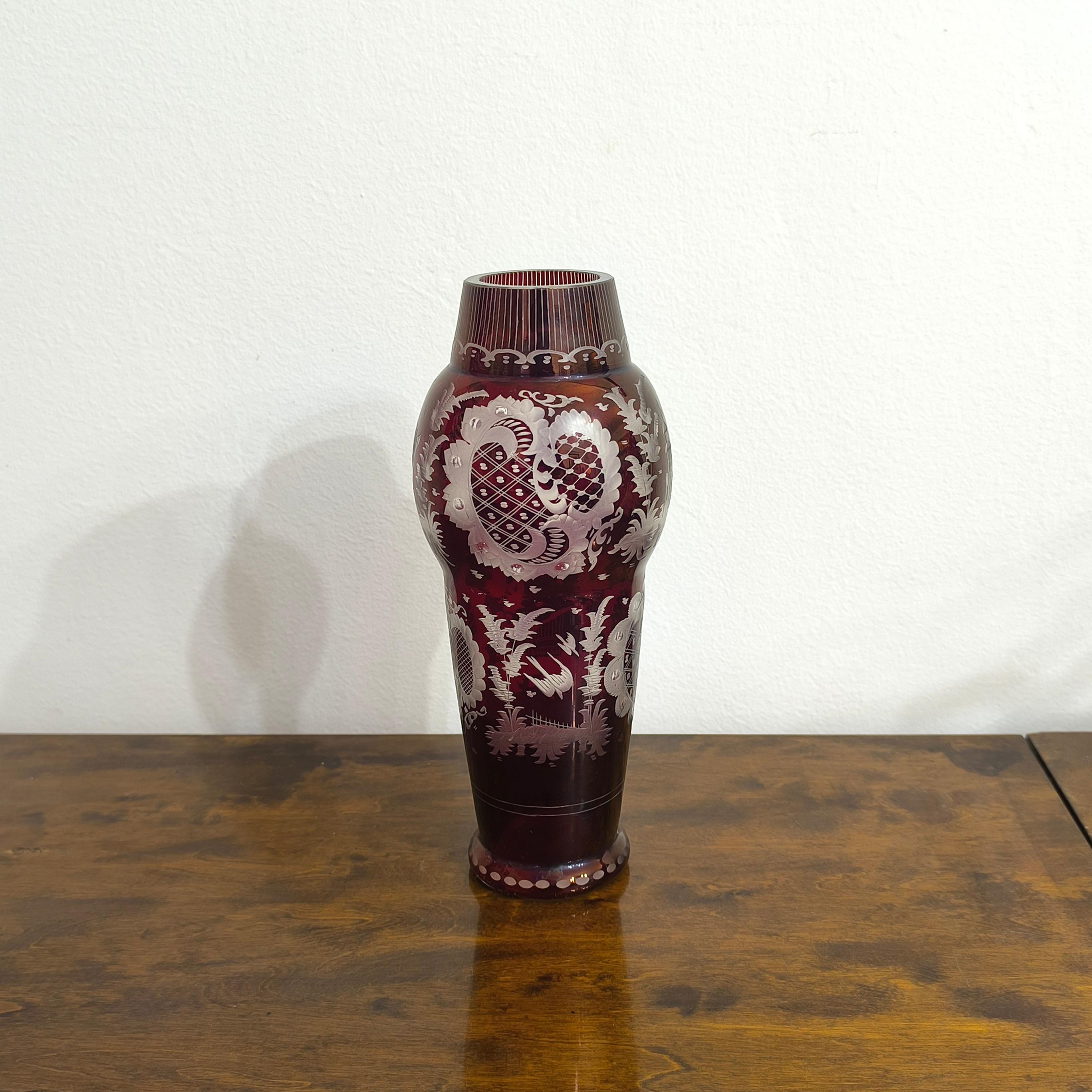 Fin du XIXe siècle Vase bohémien ancien Egermann taillé en clair représentant une scène de chasse de cerf et de château, 19e siècle en vente