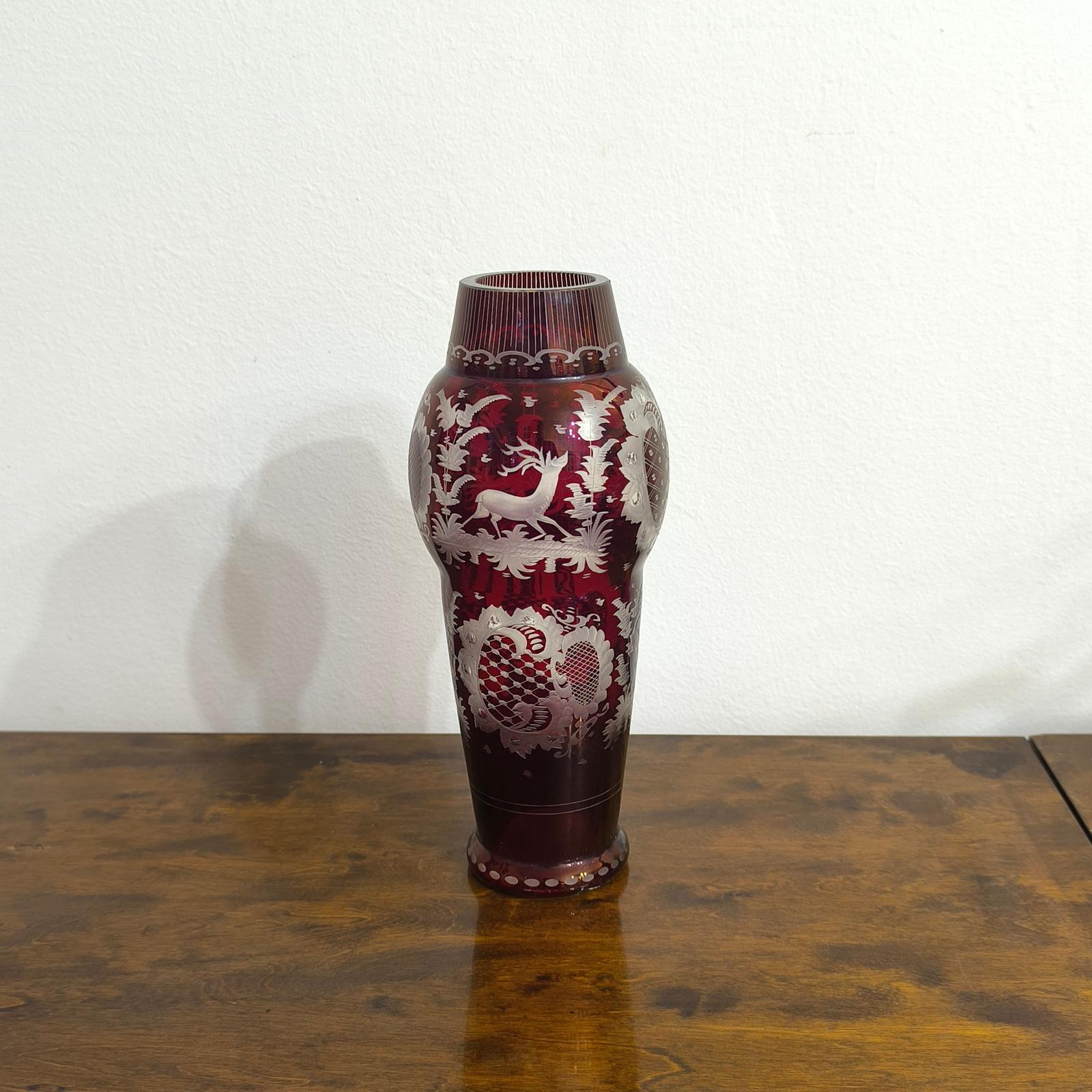 Cristal Vase bohémien ancien Egermann taillé en clair représentant une scène de chasse de cerf et de château, 19e siècle en vente