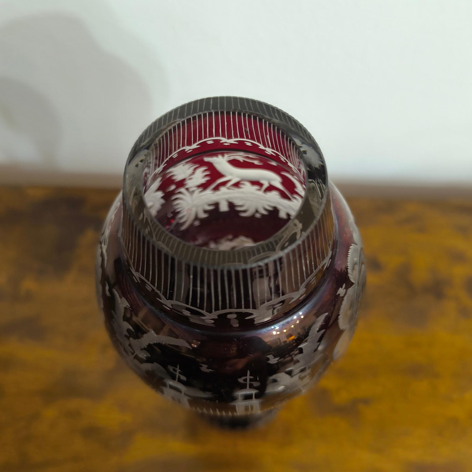 Vase bohémien ancien Egermann taillé en clair représentant une scène de chasse de cerf et de château, 19e siècle en vente 3
