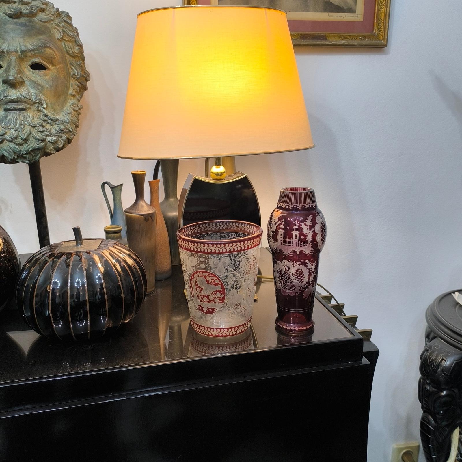 Ce vase en cristal de Bohême a été fabriqué à la fin du XIXe siècle par la manufacture Fredrich Egermann. Ce splendide vase en verre a été finement gravé à la meule pour représenter des sarments de vigne avec des feuilles de vigne et trois beaux