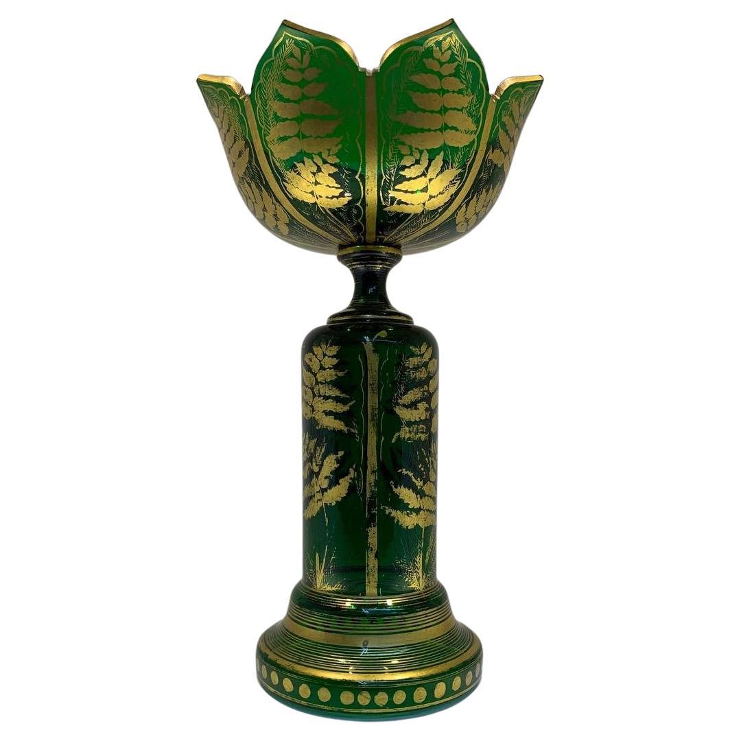 Vase de forme brillante en verre de bohème vert émeraude avec bord taillé et décorations dorées sur tout le pourtour.
Bohemia, 19e siècle.