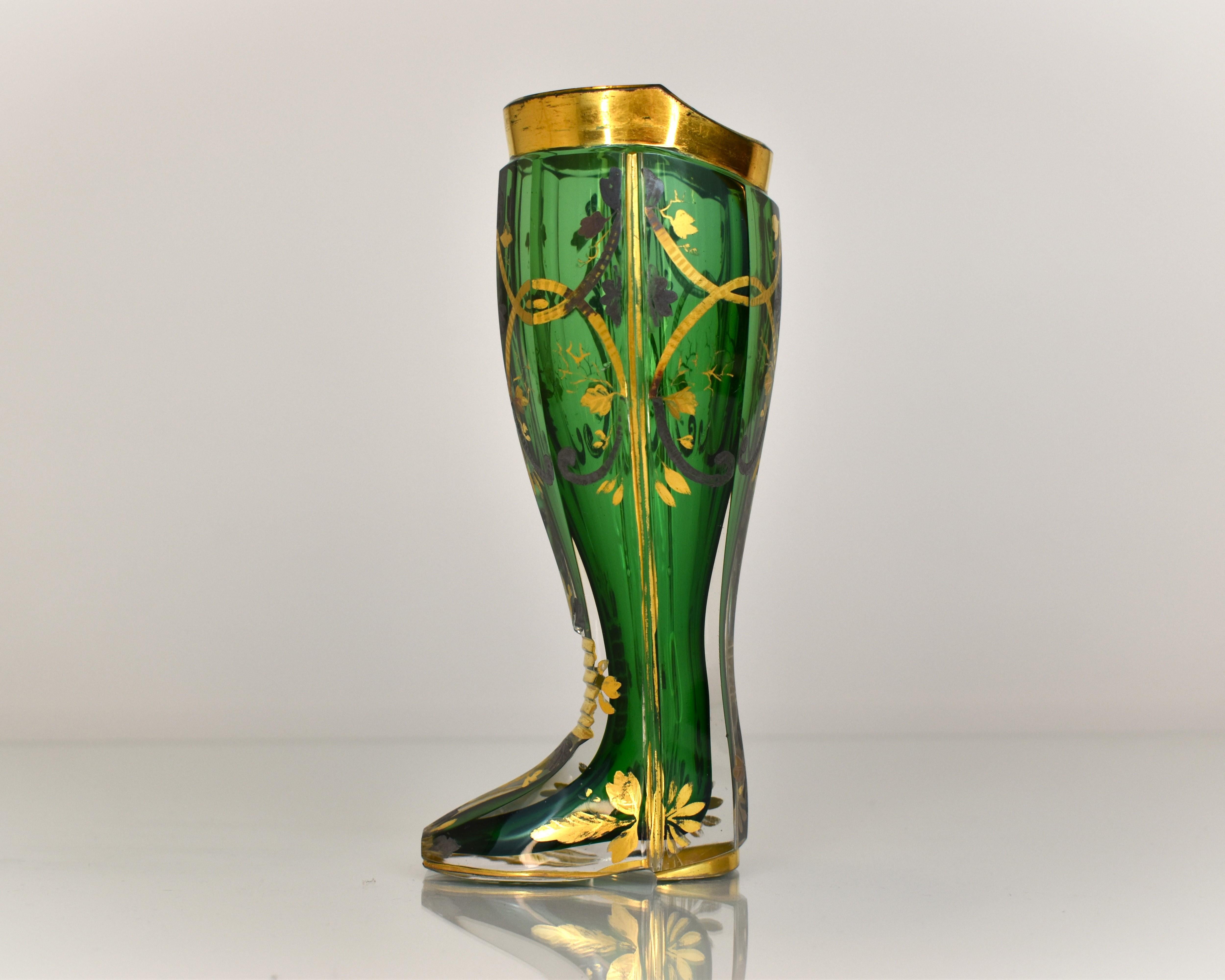 Émaillé Chaussures de Bohème anciennes en verre vert émeraude, bottes de Moser 19ème siècle en vente