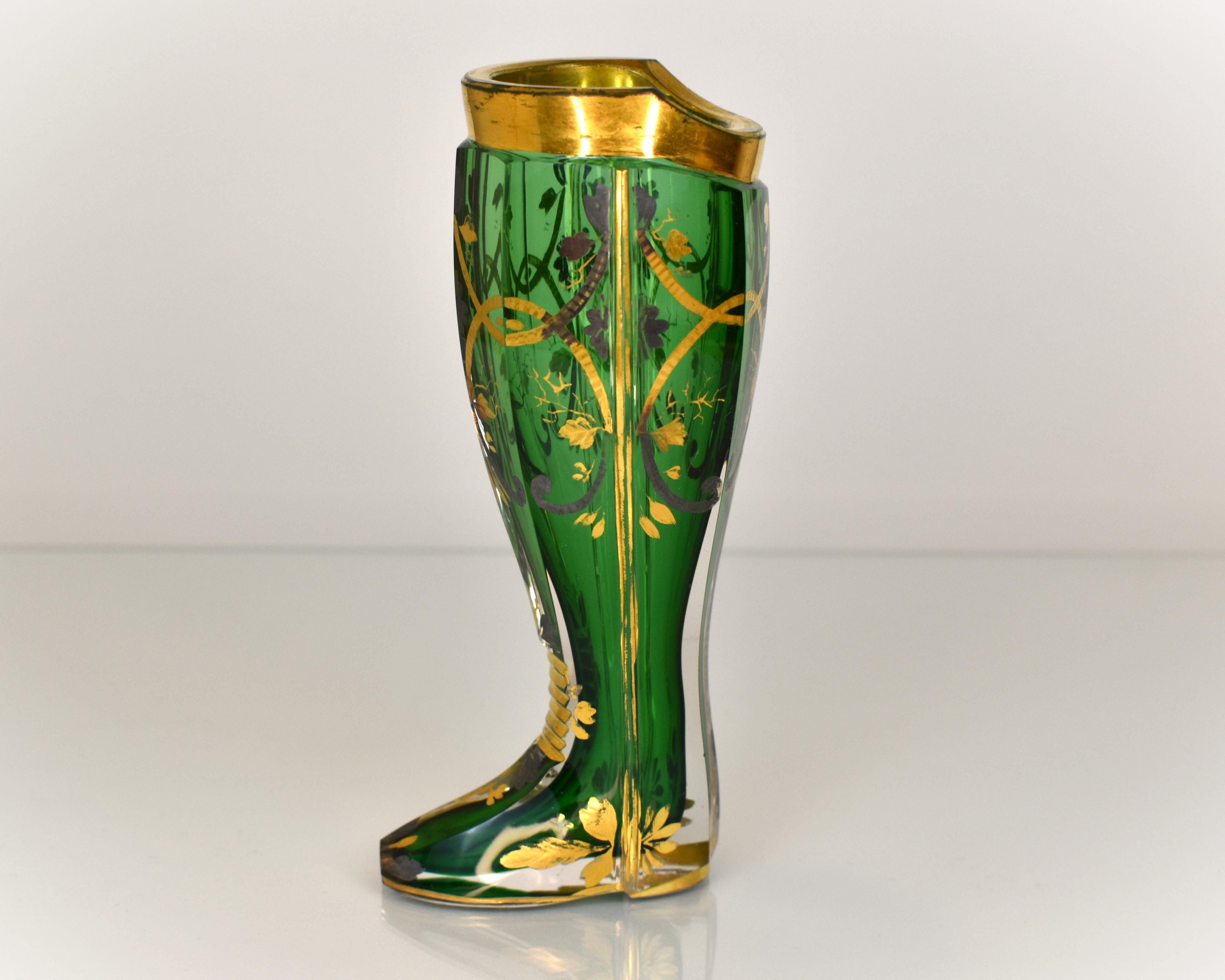 Antica scarpa di vetro verde smeraldo di Boemia, stivale di Moser del XIX secolo In condizioni buone in vendita a Rostock, MV