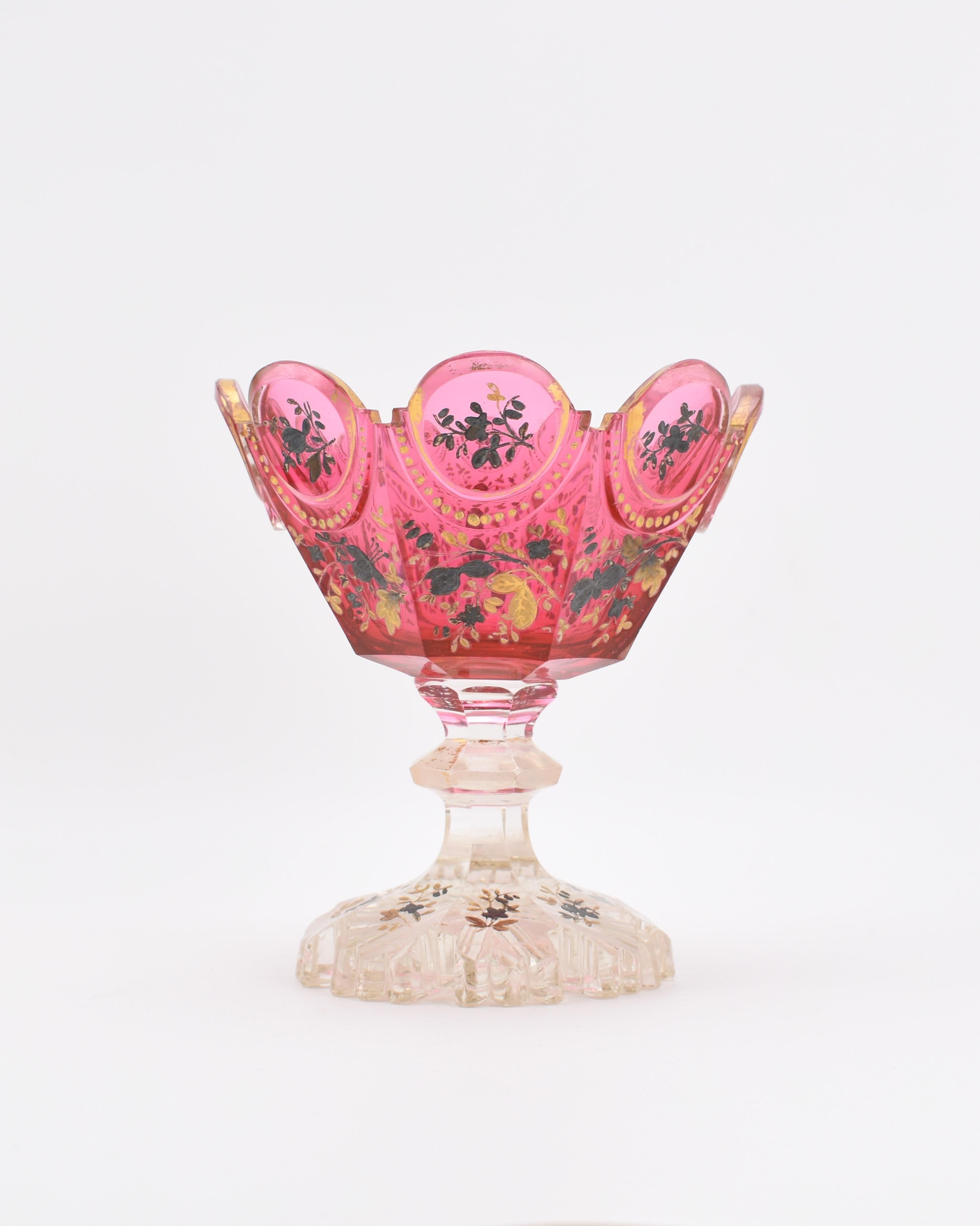 Ce centre de table antique en forme de sucrier, fabriqué en verre cranberry et datant d'environ 1850, est un exemple rare et exquis de travail du verre en Bohème de la période Biedermeier du milieu du 19e siècle. Le bol présente un élégant design