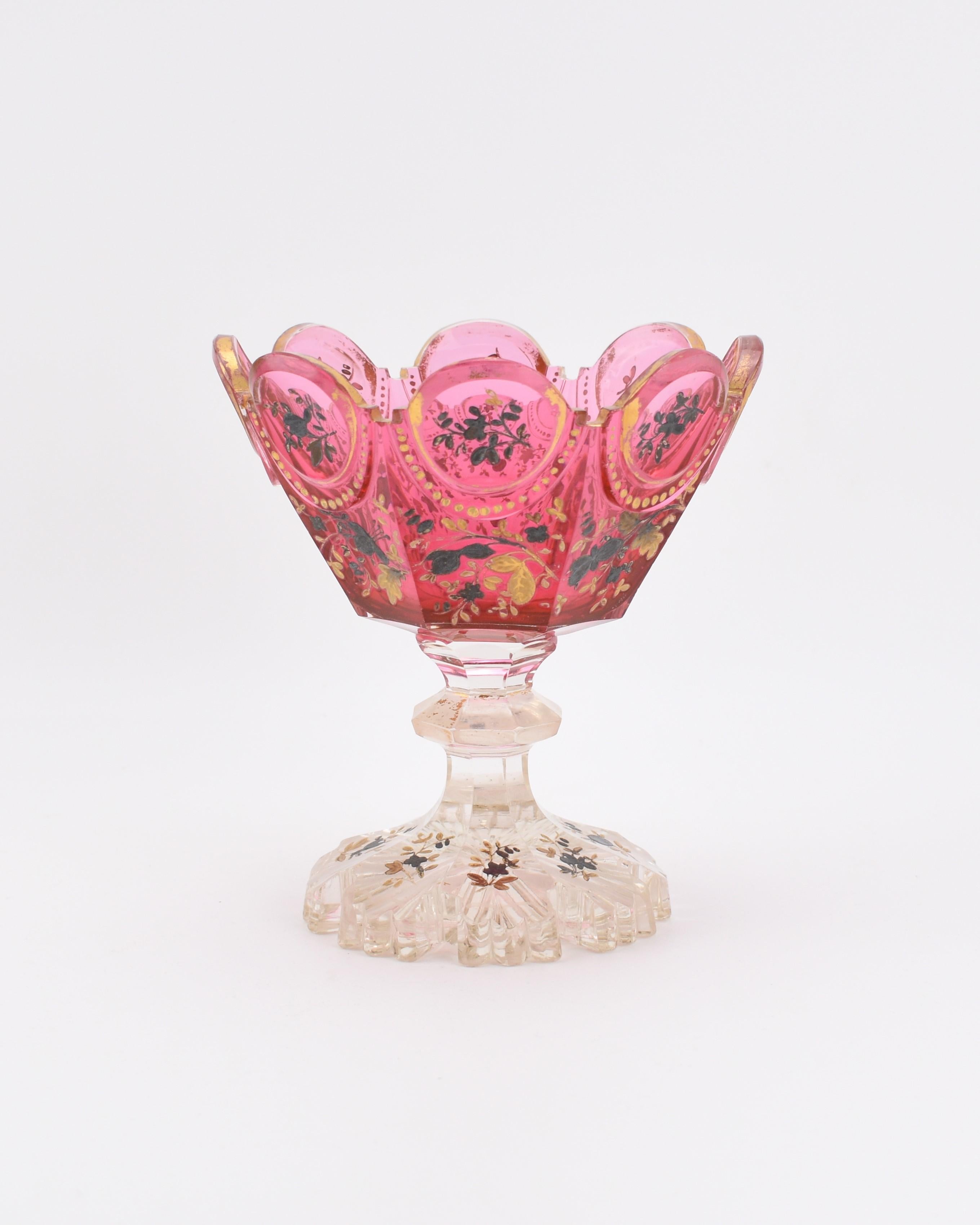 Émaillé Centre de table en verre émaillé de Bohème, 19e siècle en vente