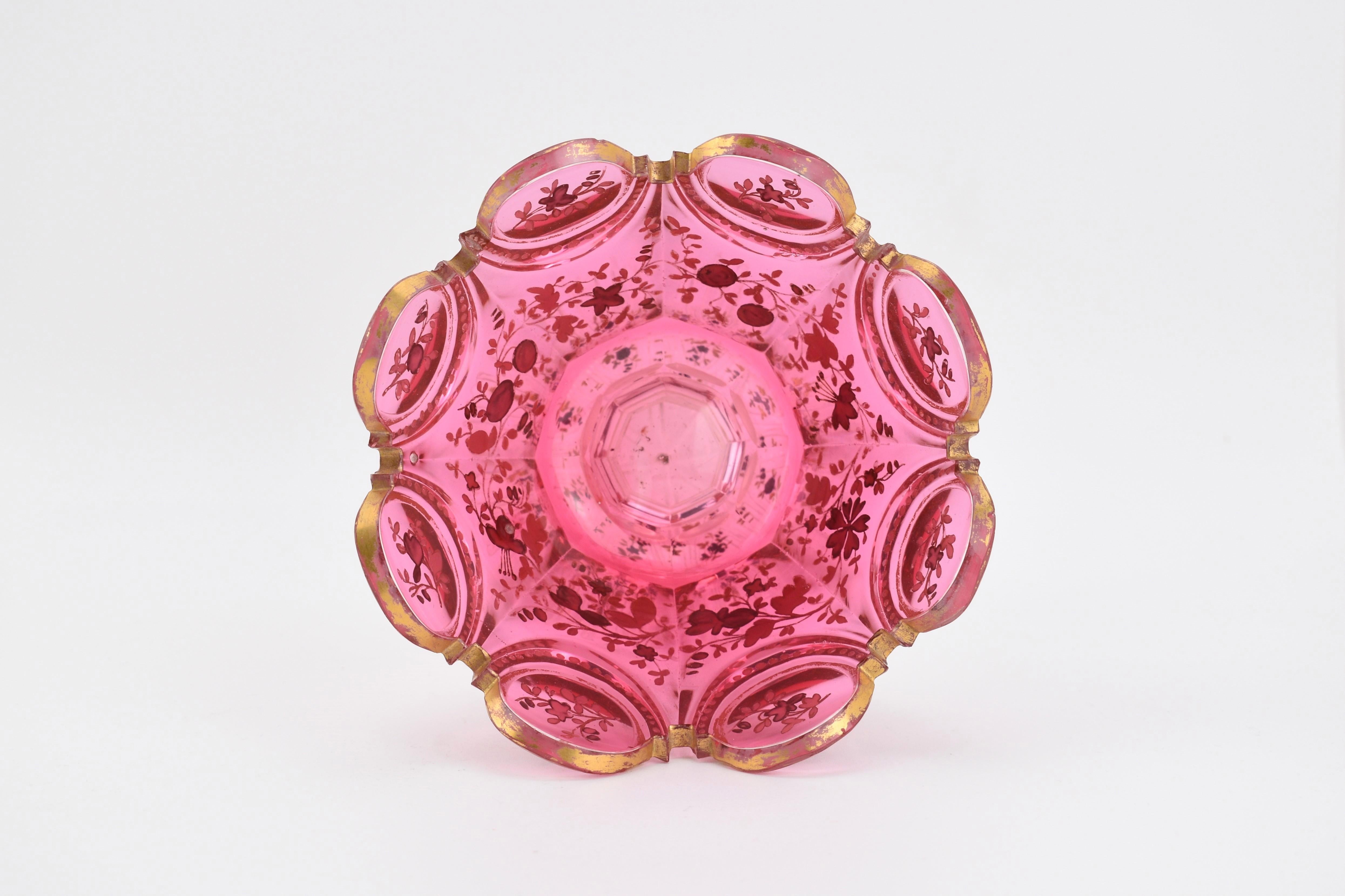 Verre taillé Centre de table en verre émaillé de Bohème, 19e siècle en vente