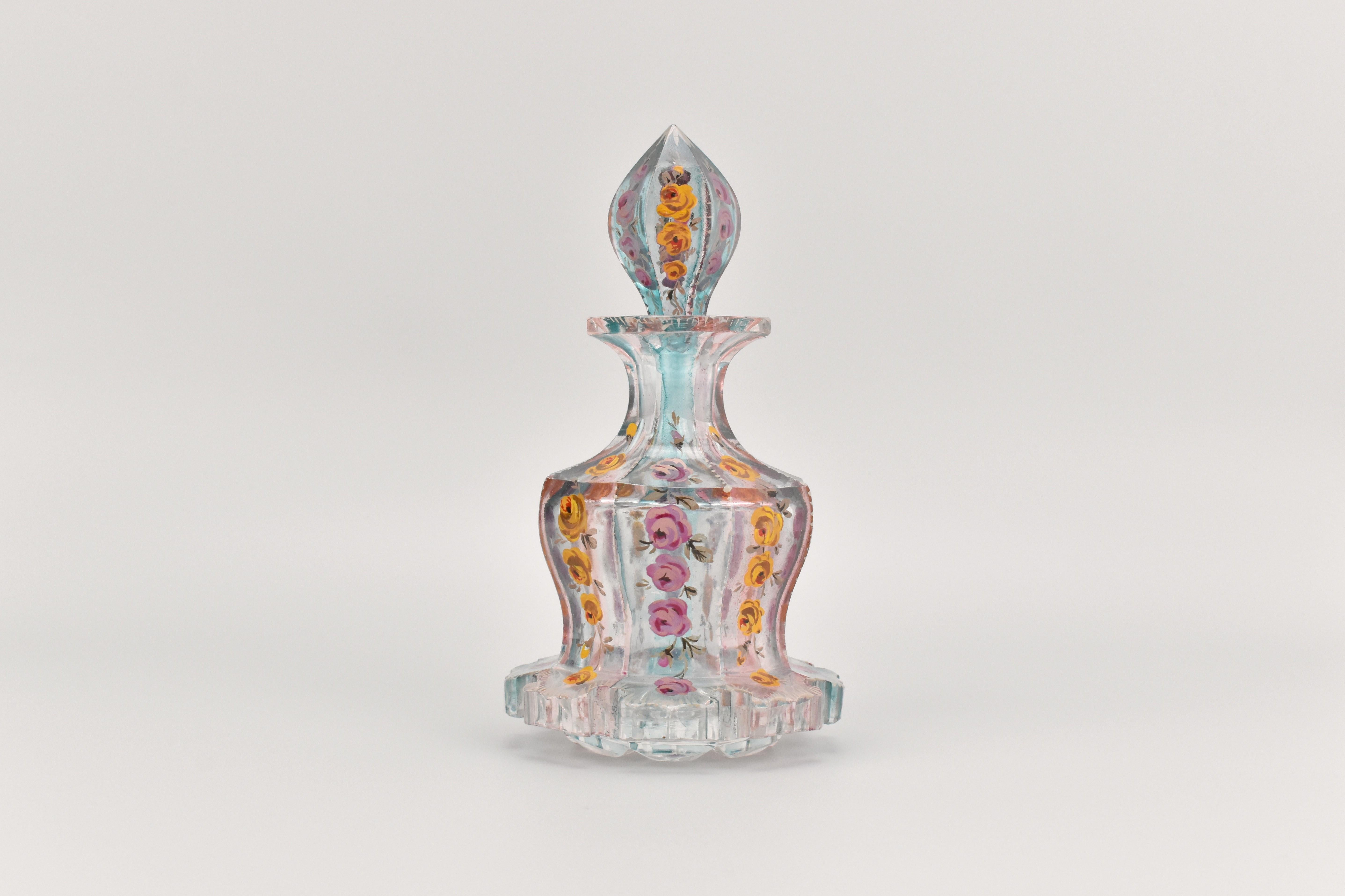 Bouteille à parfum en verre de Bohème de Moser avec des couleurs inhabituelles et une décoration peinte à la main - Circa 1840

Cette pièce exceptionnelle en verre de Moser présente une combinaison frappante de cristal bicolore et un design unique