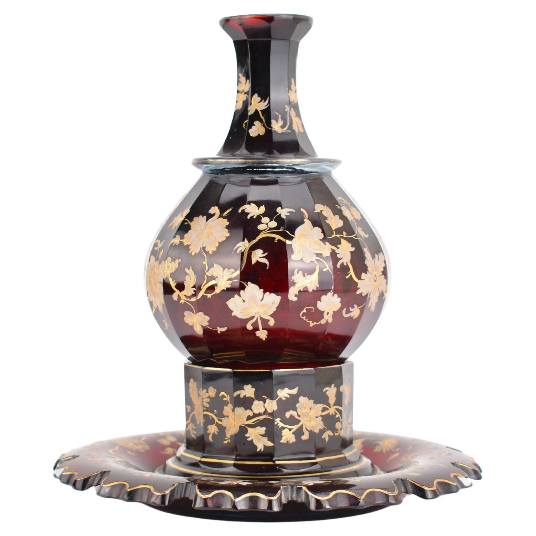 Service à boire exquis en cristal rouge rubis de Bohème, 3 pièces - 19e siècle

Cet exceptionnel service à boire de trois pièces, composé d'une bouteille, d'une assiette et d'une soucoupe assorties, est un superbe exemple de l'art du verre de Bohême