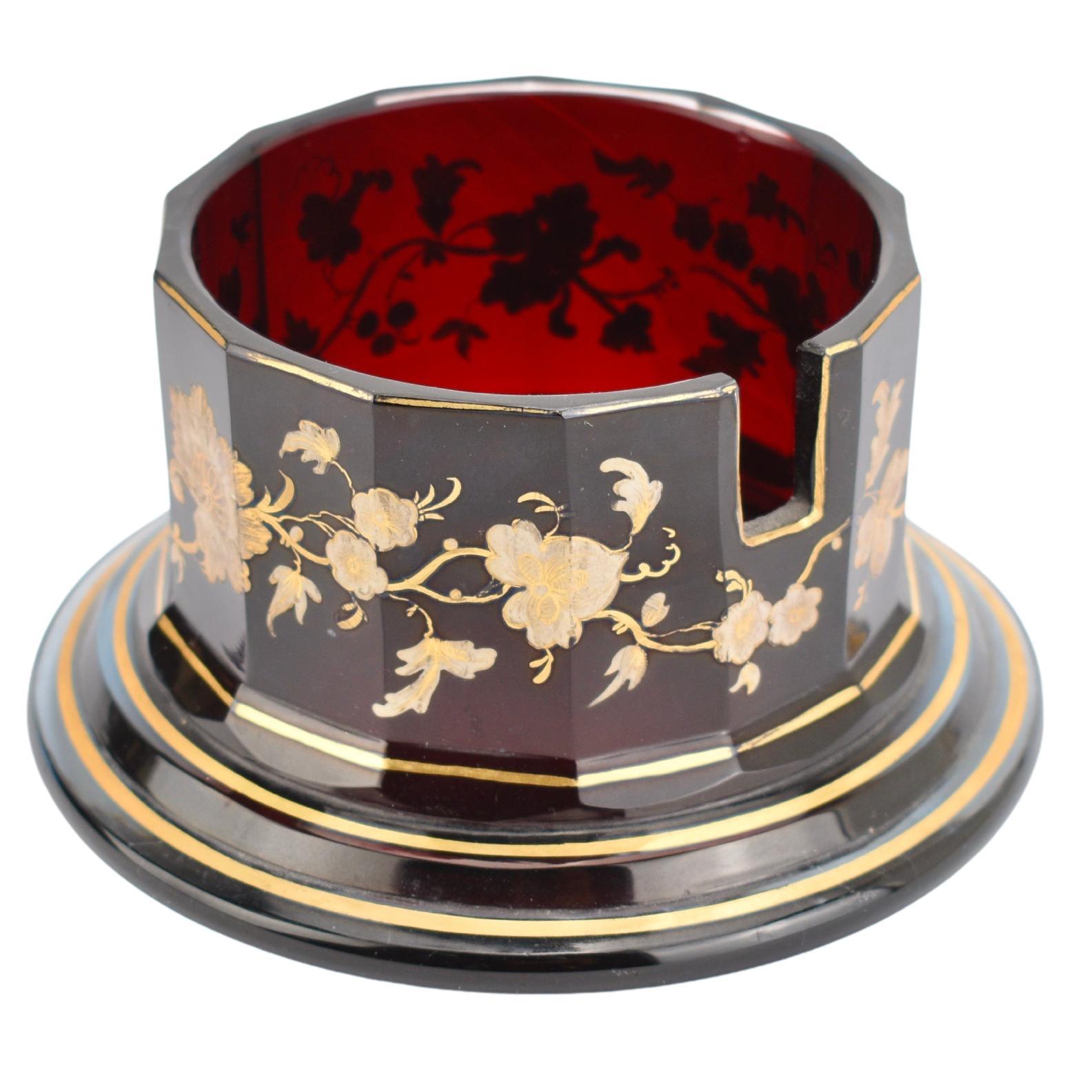 XIXe siècle Ensemble de bouteilles de Bohème anciennes en cristal rouge rubis émaillé et doré, 19ème siècle en vente