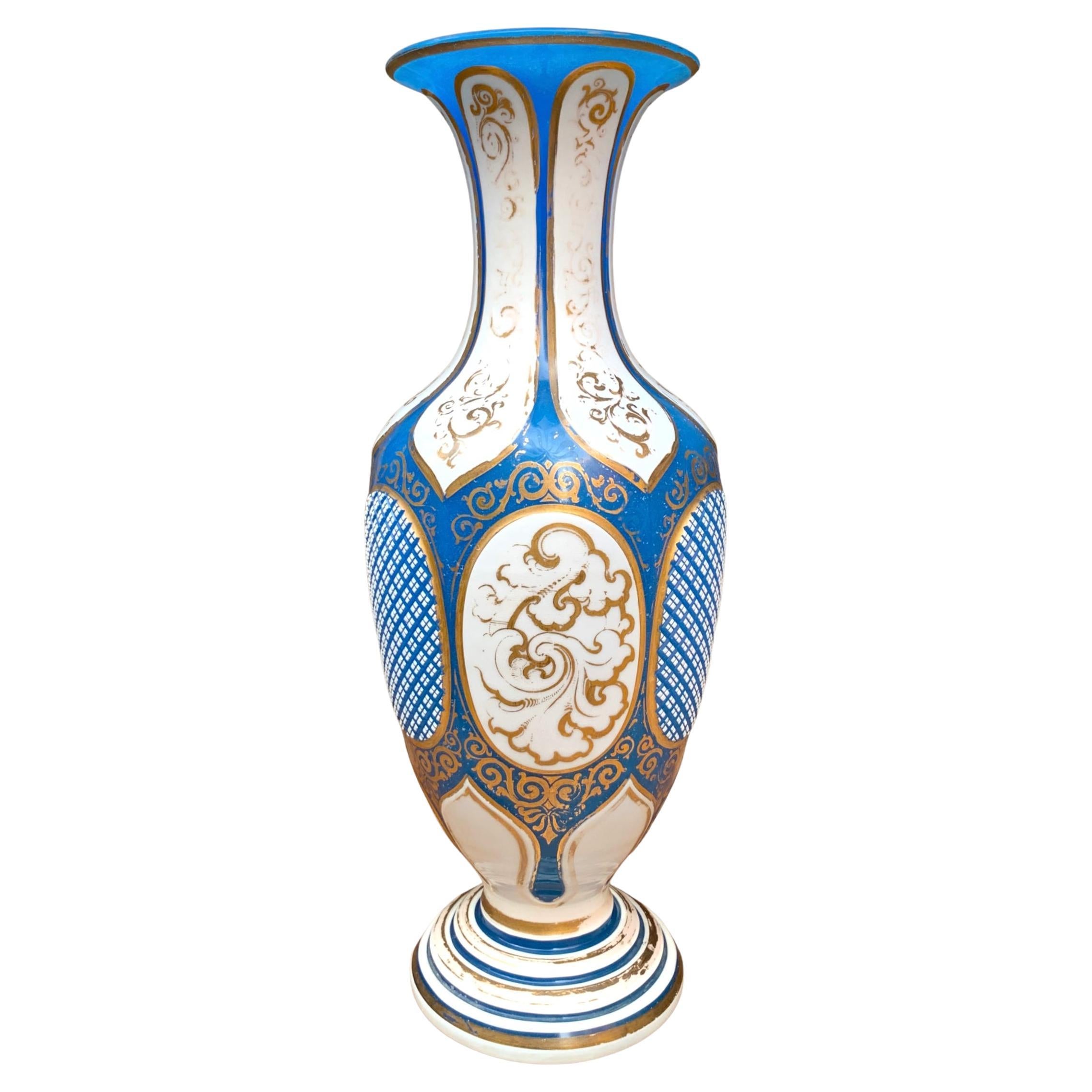 Antiguo jarrón de cristal opalino esmaltado de Bohemia, Siglo XIX