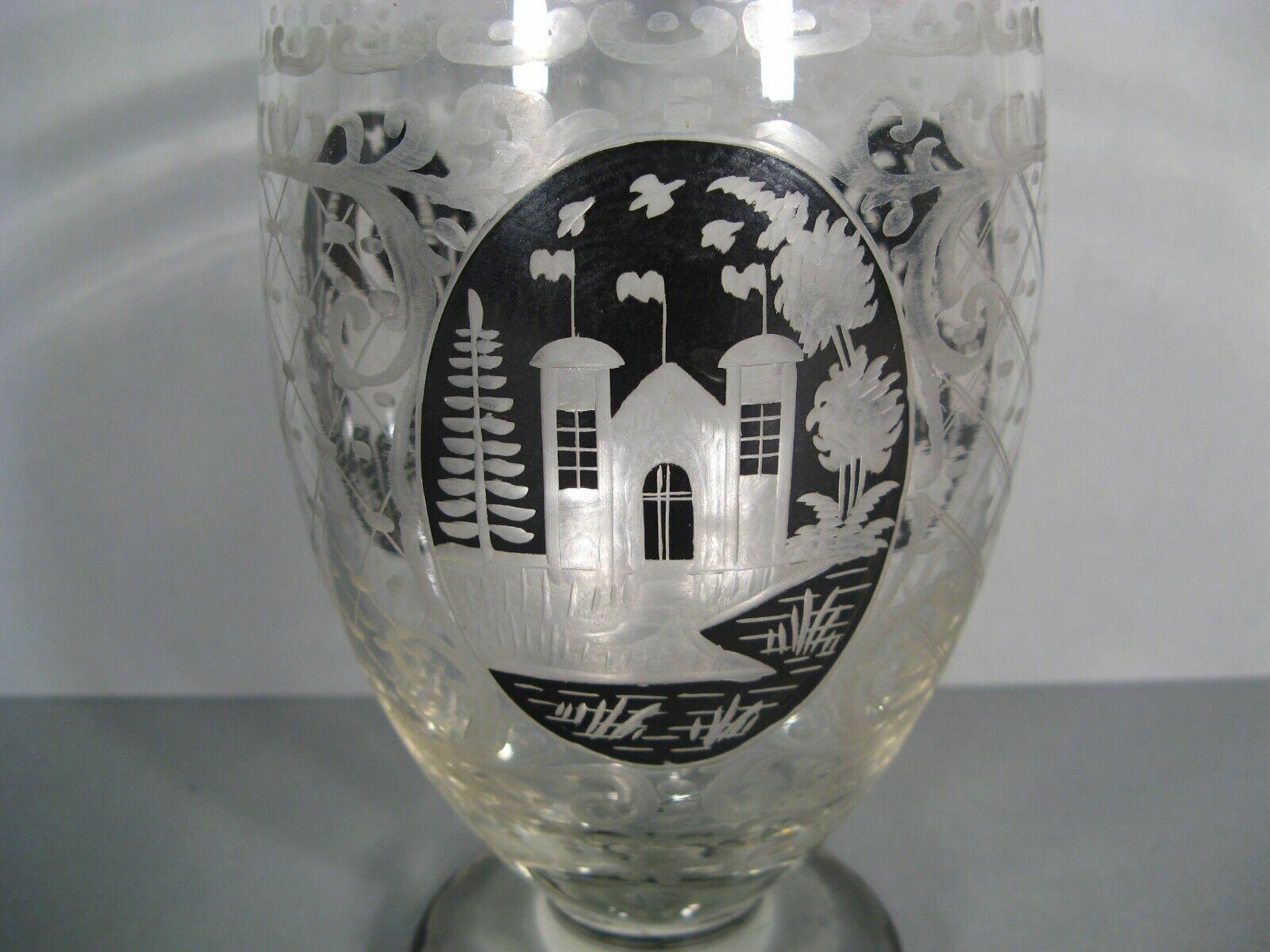 Cristallo Antico vaso di cristallo inciso di Boemia con motivi di castelli, cervi e uccelli - 1Y126