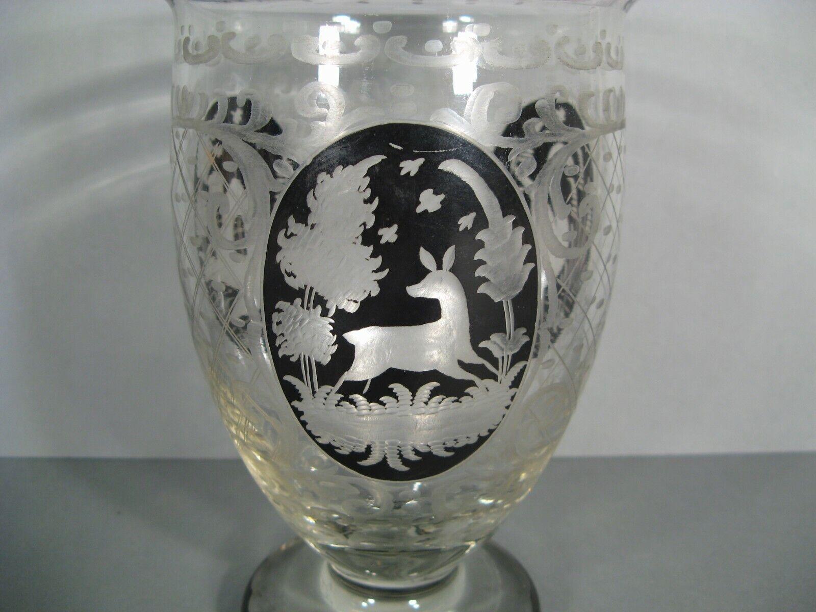 Antico vaso di cristallo inciso di Boemia con motivi di castelli, cervi e uccelli - 1Y126 2