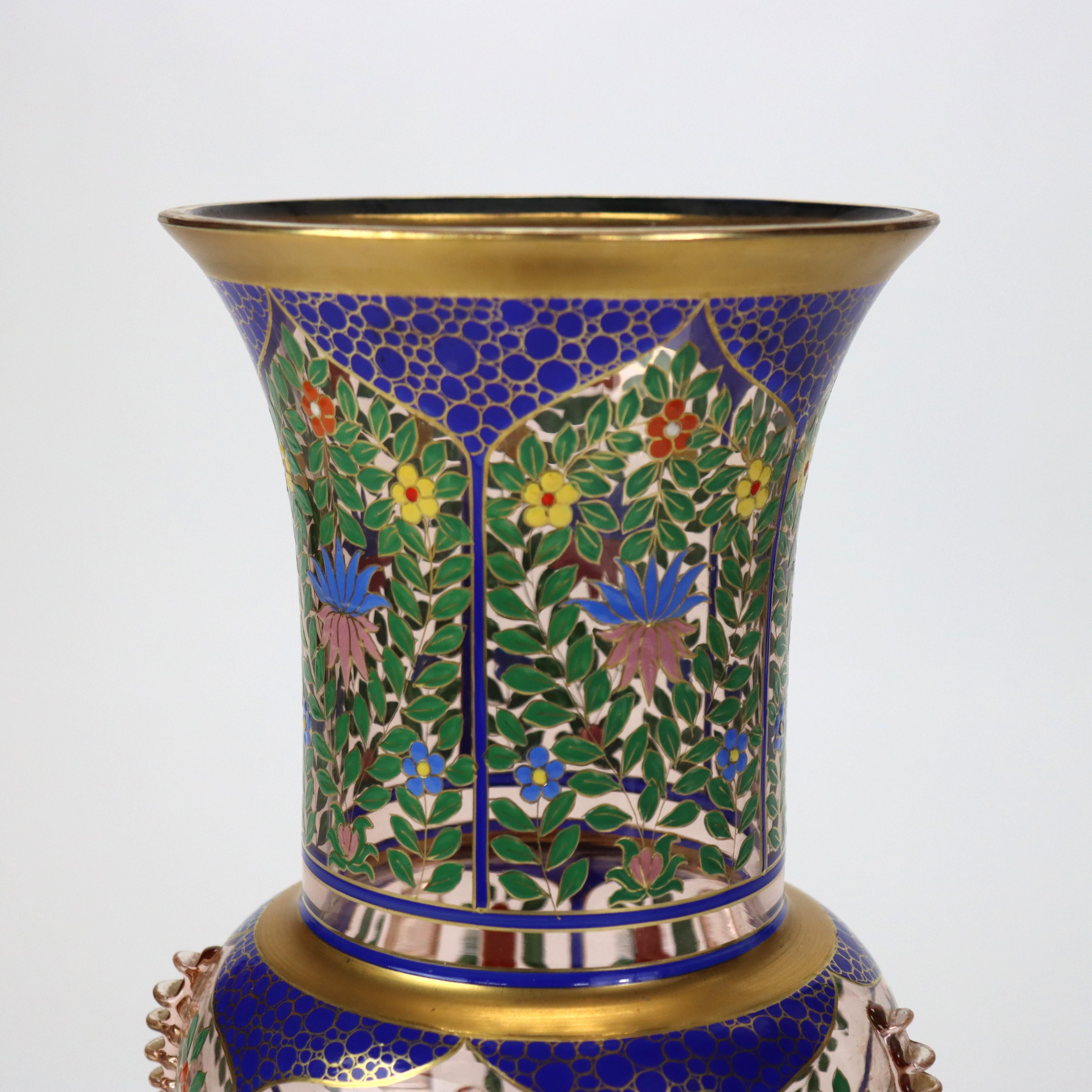Antiguo jarrón de cristal esmaltado policromado con flores de Bohemia S. XIX   
12 3/8