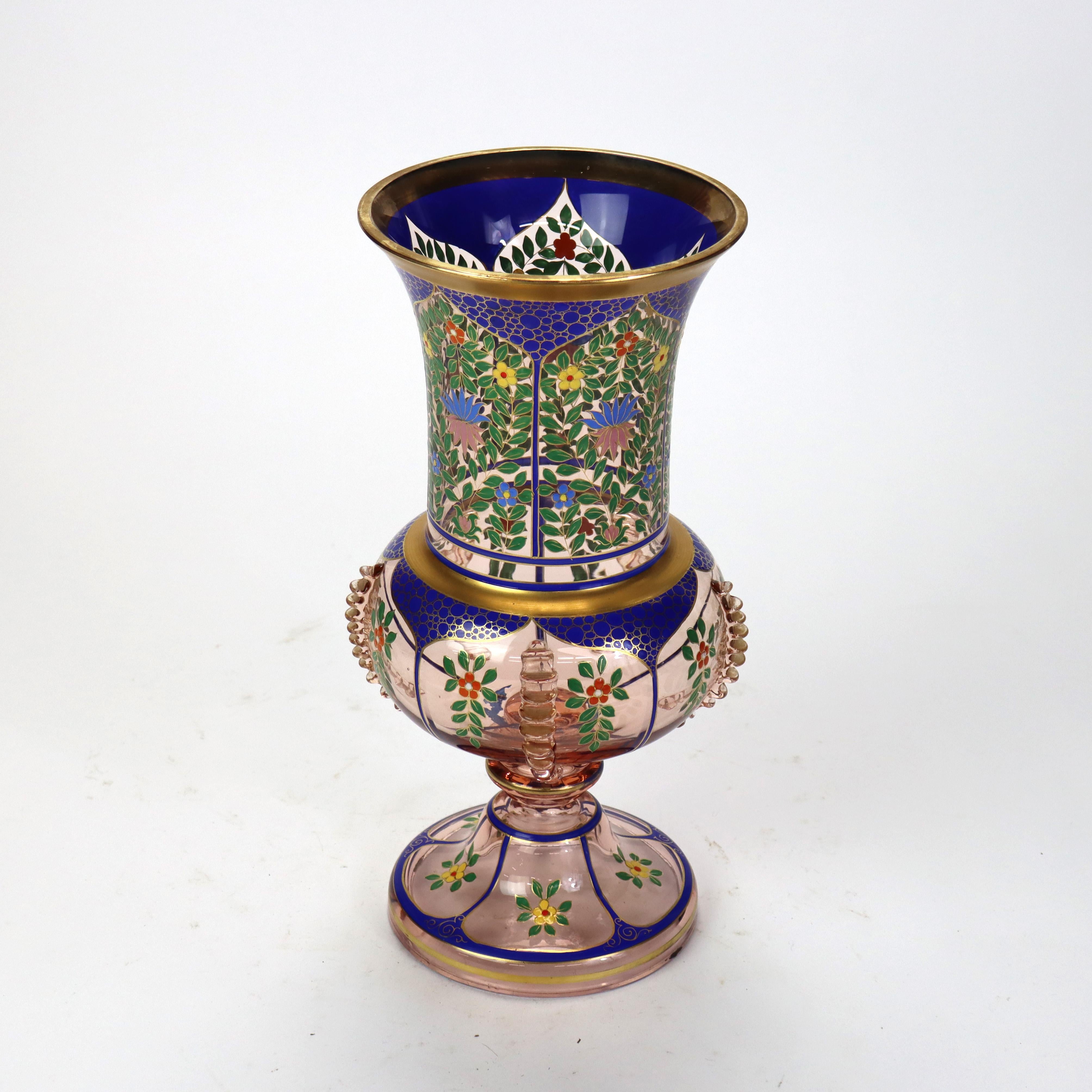 Antiguo jarrón de cristal esmaltado policromado con flores de Bohemia S. XIX Vidrio en venta