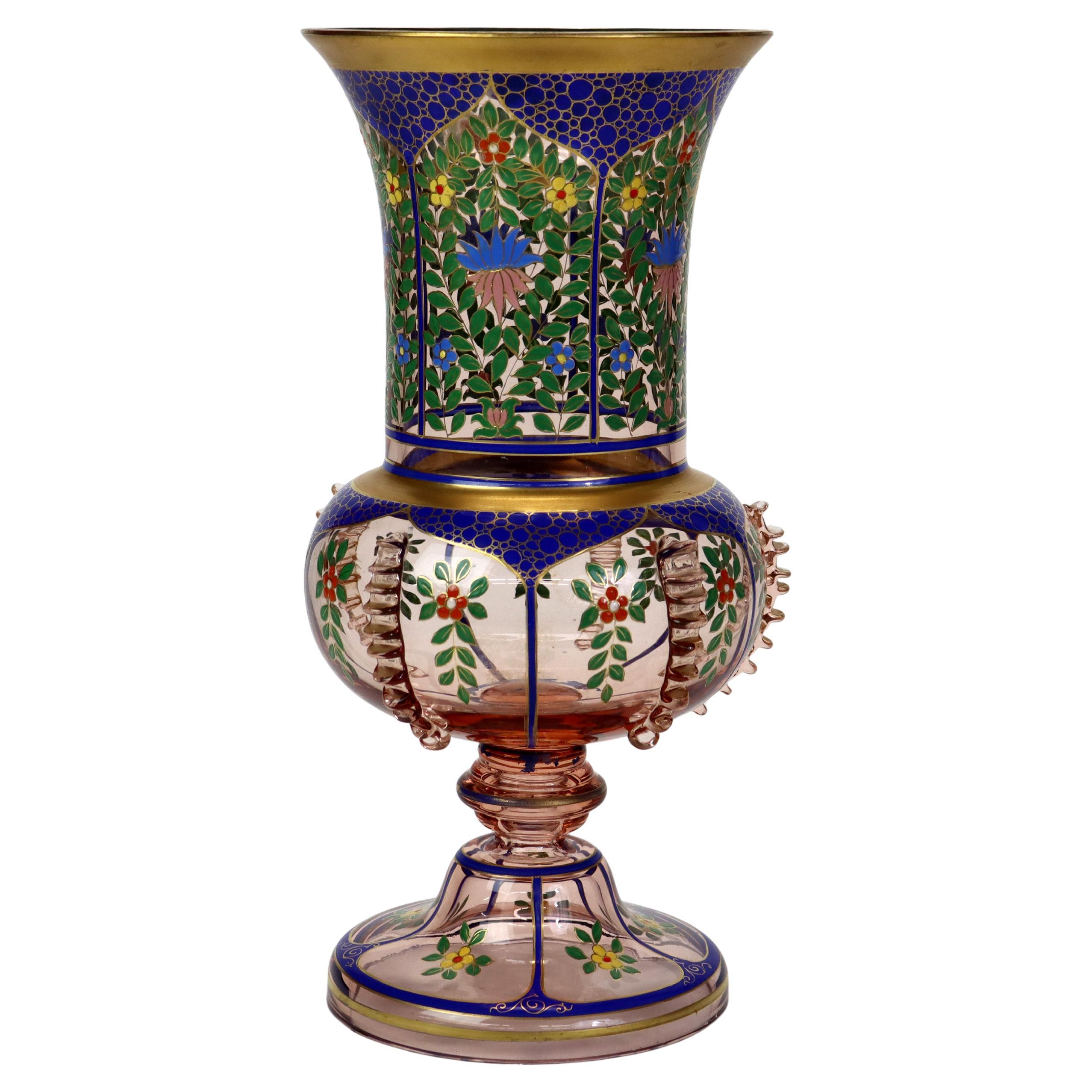 Antiguo jarrón de cristal esmaltado policromado con flores de Bohemia S. XIX