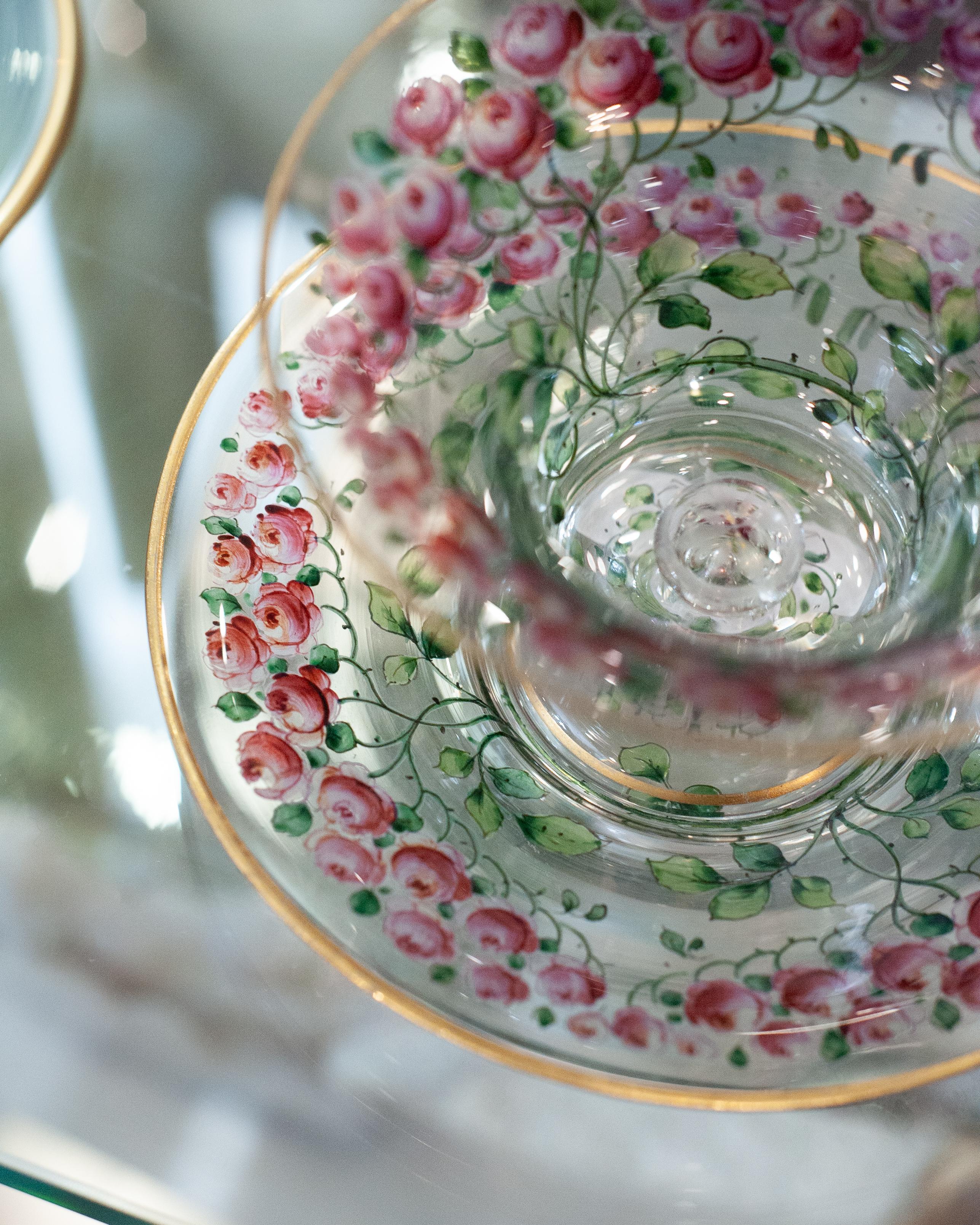 Antike böhmische Schale mit Fuß und Unterteller mit vergoldeten Rändern und Rosenblüten (Tschechisch) im Angebot