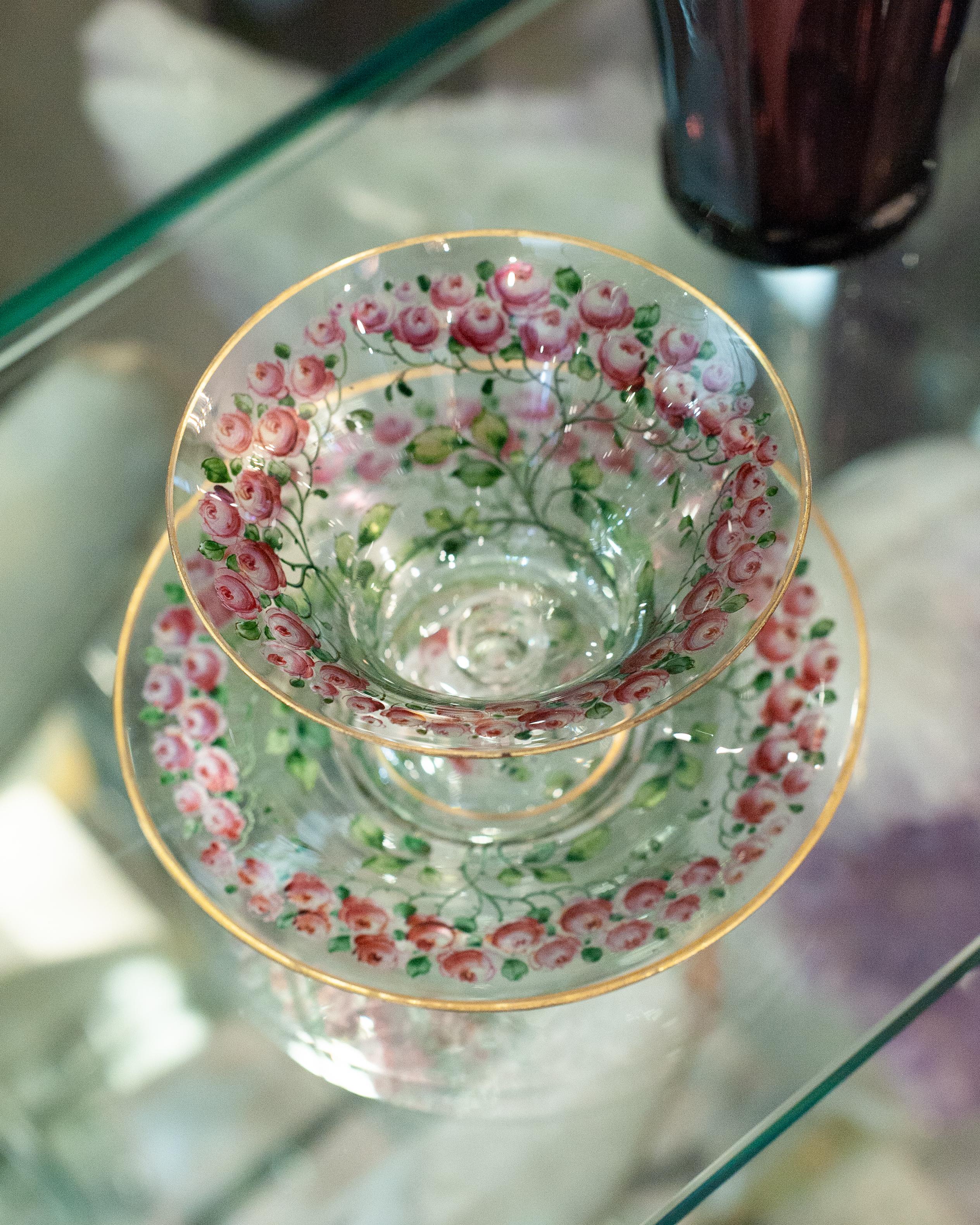 Antike böhmische Schale mit Fuß und Unterteller mit vergoldeten Rändern und Rosenblüten (Vergoldet) im Angebot