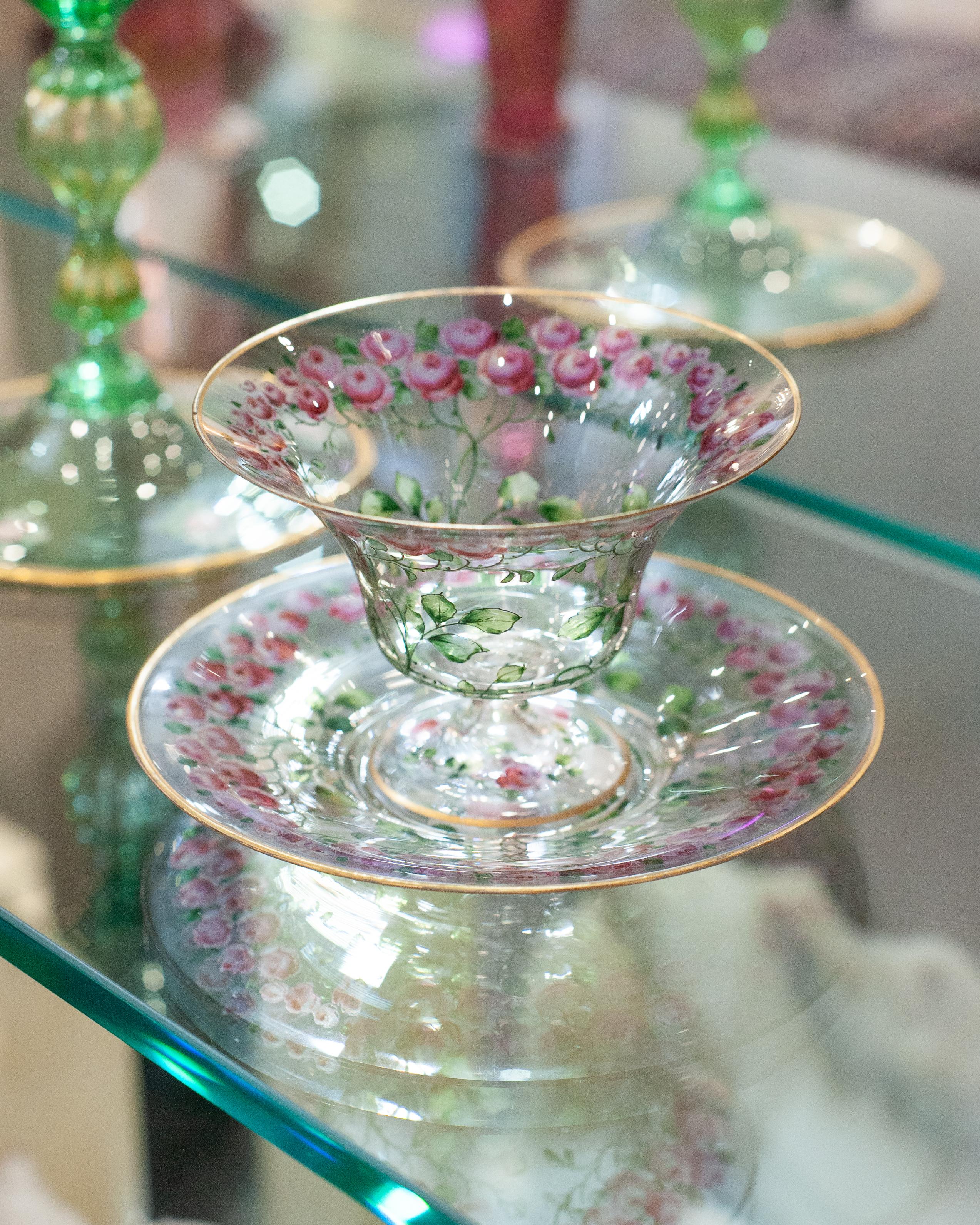 Antike böhmische Schale mit Fuß und Unterteller mit vergoldeten Rändern und Rosenblüten im Zustand „Gut“ im Angebot in Toronto, ON