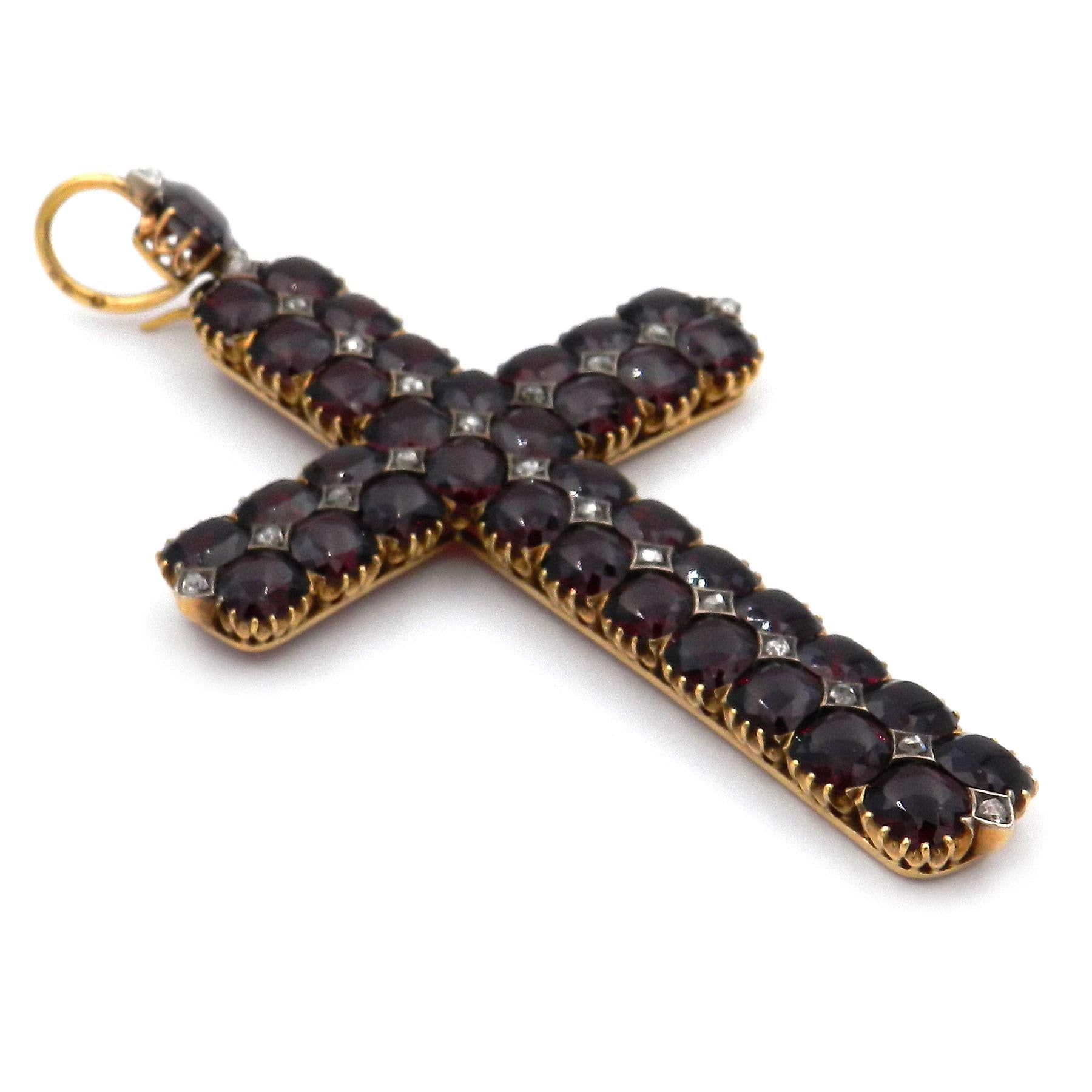 Pendentif croix de Bohème antique en or 18 carats avec grenats et diamants, Vienne, circa 1870

Magnifique pendentif croix antique réalisé à Vienne vers 1880 en or 18K/750. Les barres sont serties en deux rangées de grenats de Bohême d'un rouge
