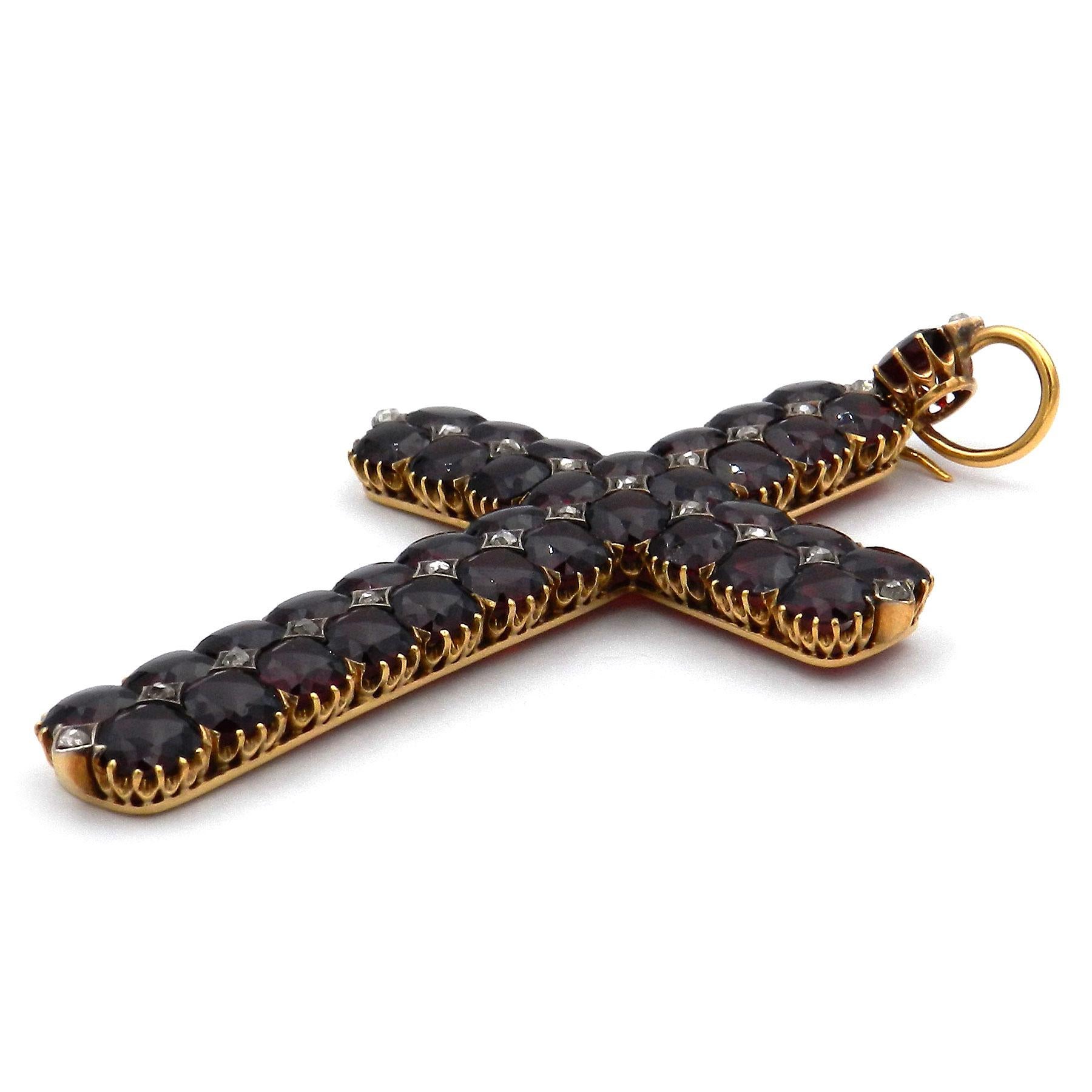 Victorien Pendentif croix de Bohème antique en or 18 carats avec grenats et diamants, Vienne, circa 1870 en vente