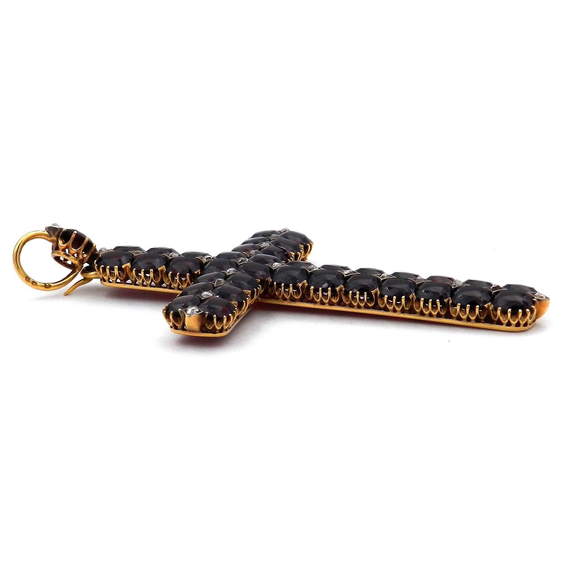 Taille mixte Pendentif croix de Bohème antique en or 18 carats avec grenats et diamants, Vienne, circa 1870 en vente