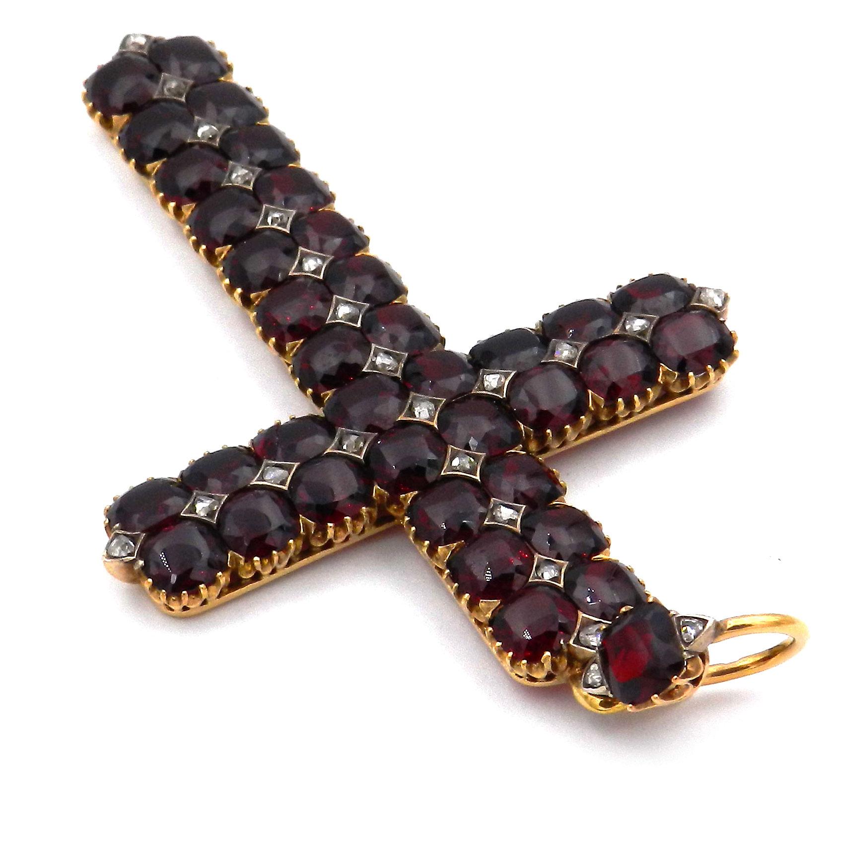 Pendentif croix de Bohème antique en or 18 carats avec grenats et diamants, Vienne, circa 1870 Bon état - En vente à Goettingen, DE