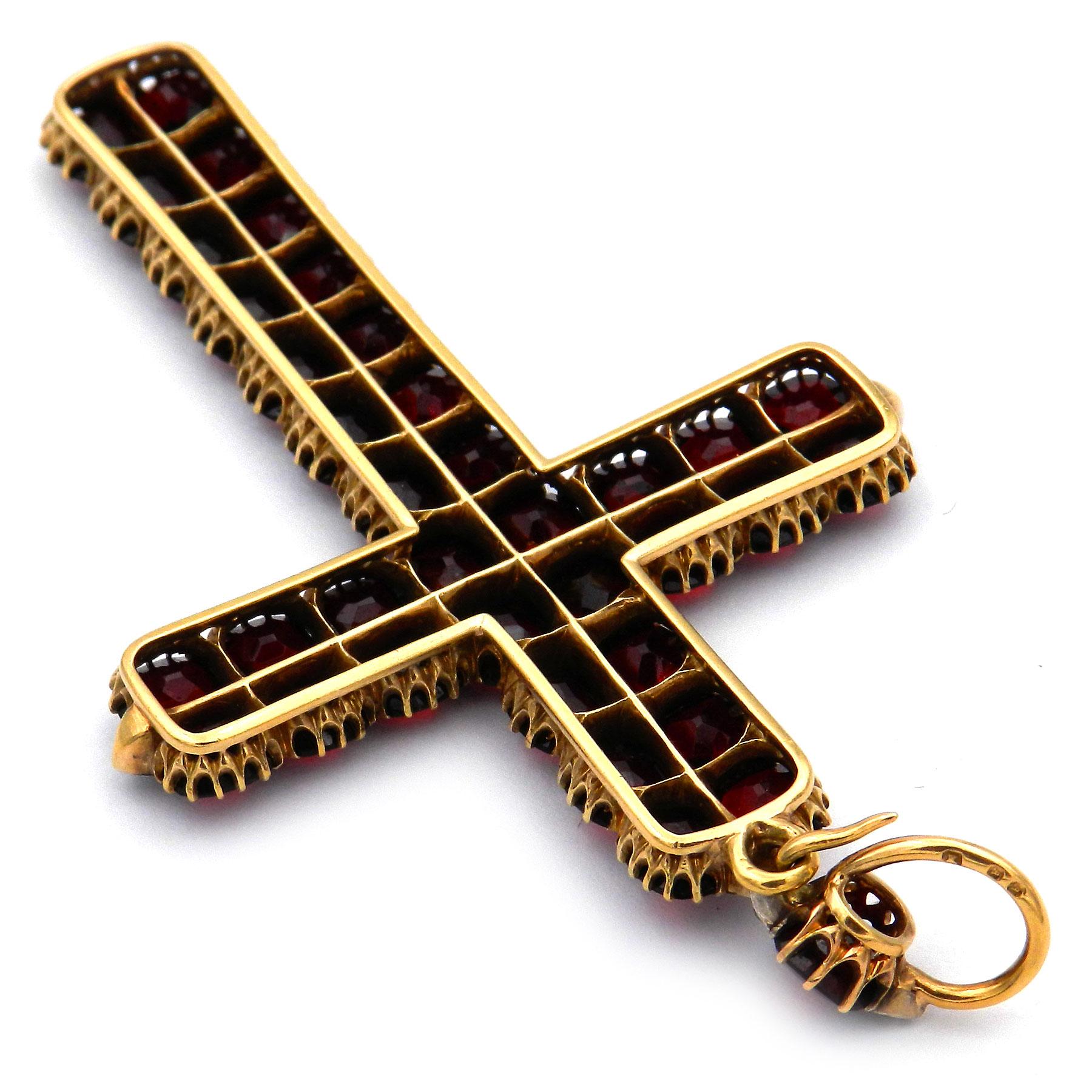 Pendentif croix de Bohème antique en or 18 carats avec grenats et diamants, Vienne, circa 1870 Unisexe en vente
