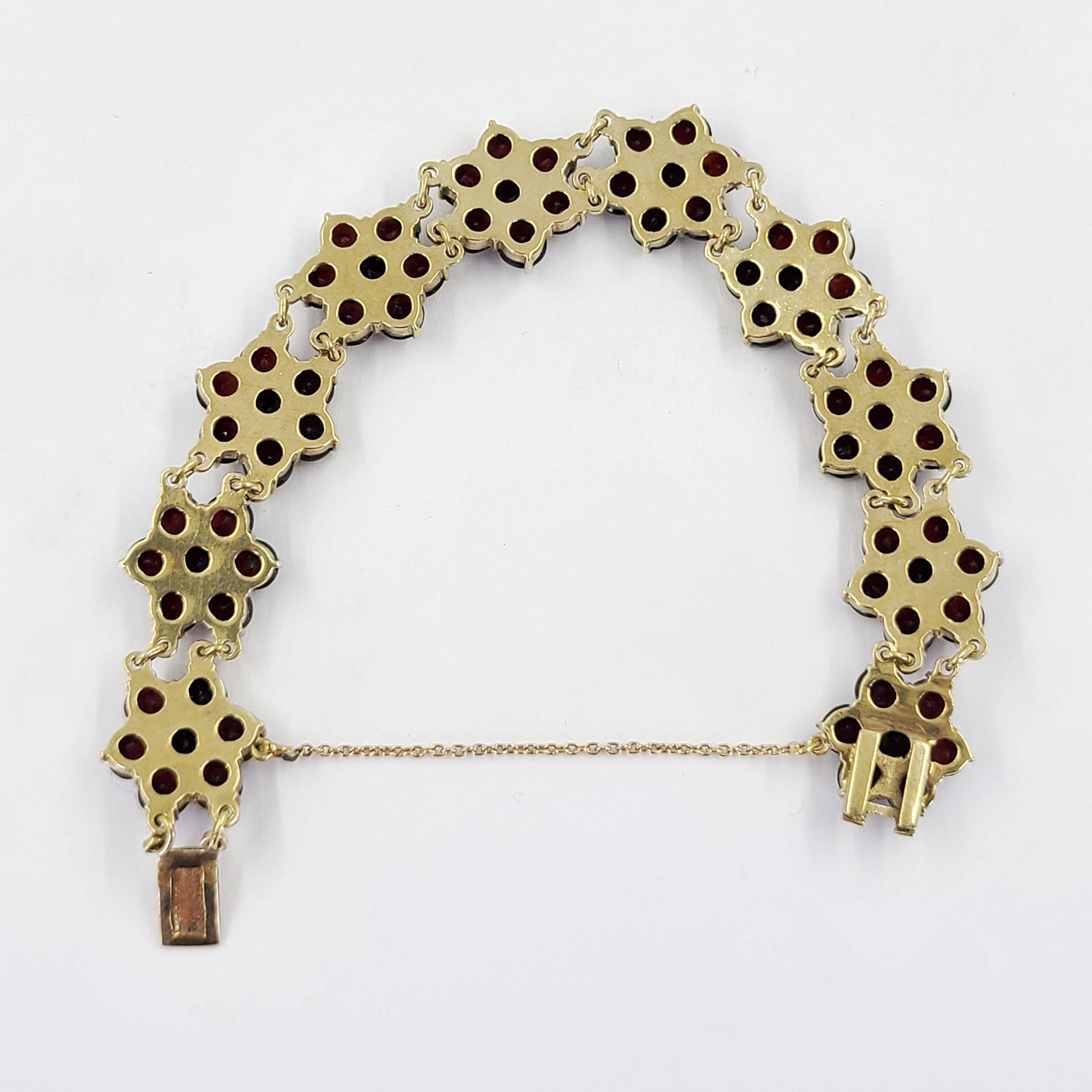 Taille ronde Bracelet ancien de fleurs en grenat de Bohème en vente